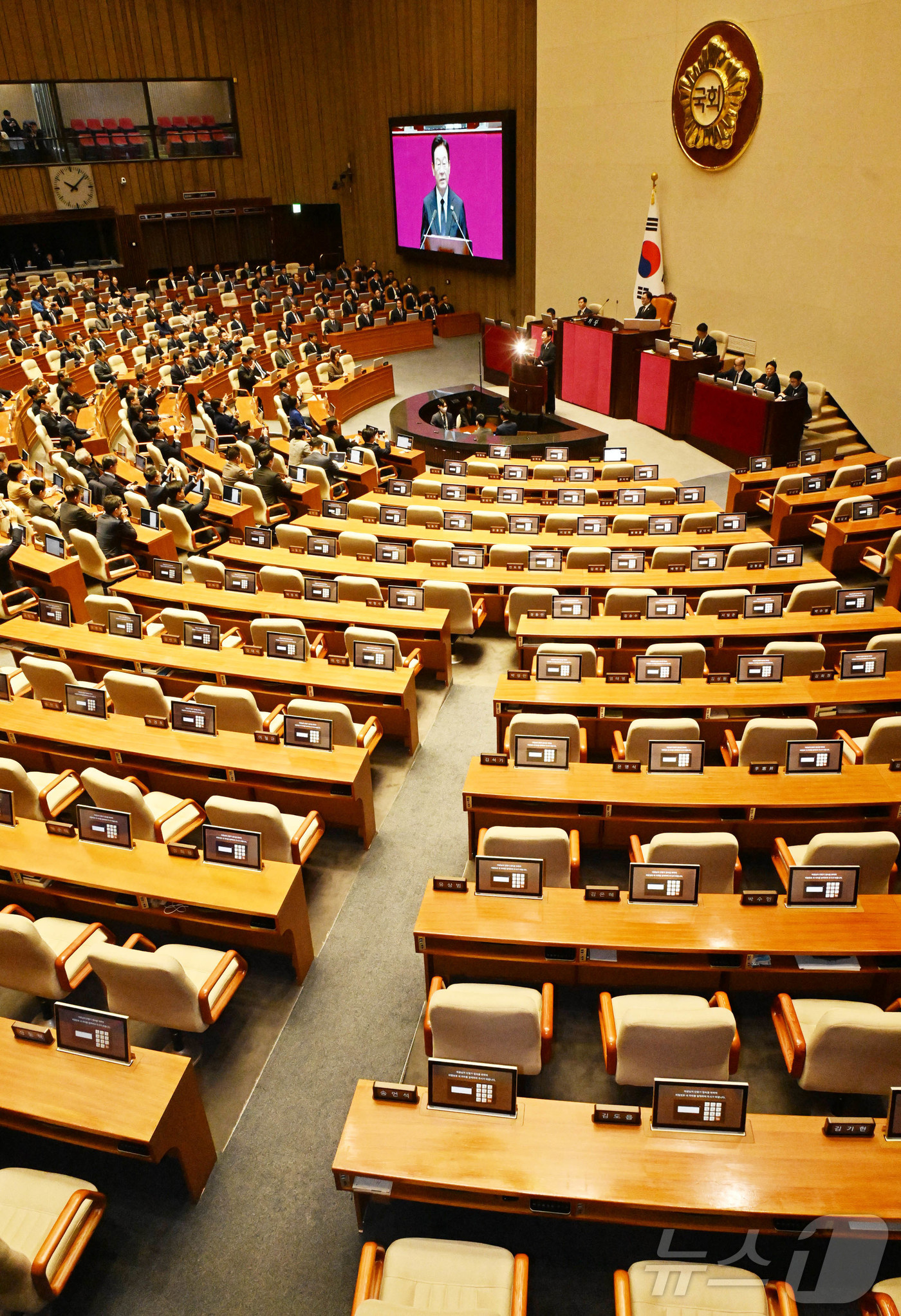 (서울=뉴스1) 국회사진기자단 = 이재명 대통령이 4일 여의도 국회에서 내년도 정부 예산안에 대한 시정연설을 하고 있다. 국민의힘은 이날 열린 시정 연설에 불참했다. 2025.11 …