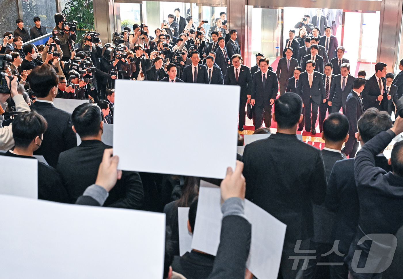 (서울=뉴스1) 국회사진기자단 = 이재명 대통령이 4일 내년도 정부 예산안에 대한 시정연설을 하기 위해 서울 여의도 국회에 도착해 피케팅 시위를 벌이고 있는 국민의힘 의원들 앞으로 …