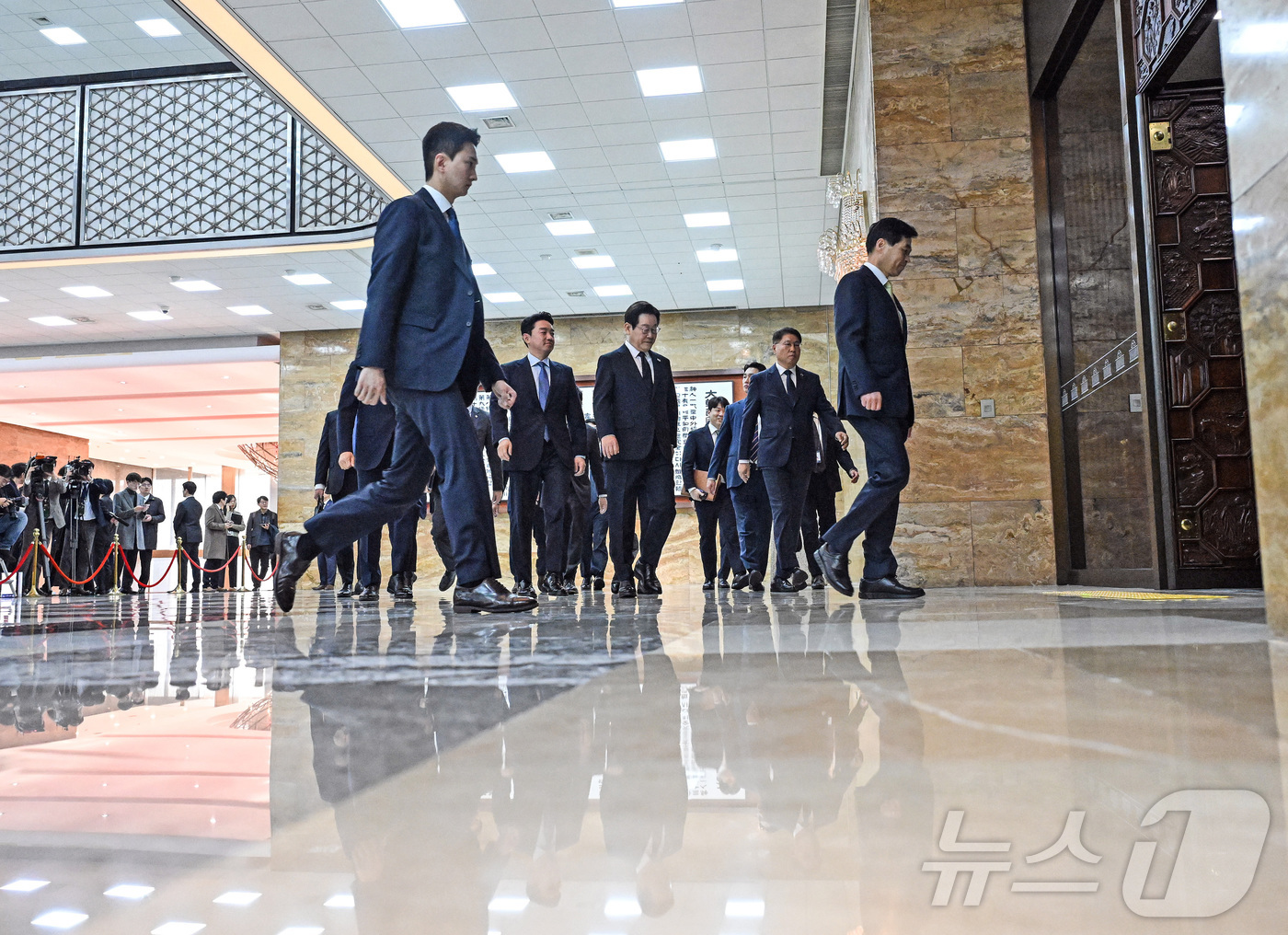 (서울=뉴스1) 국회사진기자단 = 이재명 대통령이 4일 내년도 정부 예산안에 대한 시정연설을 하기 위해 국회 본회의장으로 향하고 있다. 2025.11.4/뉴스1