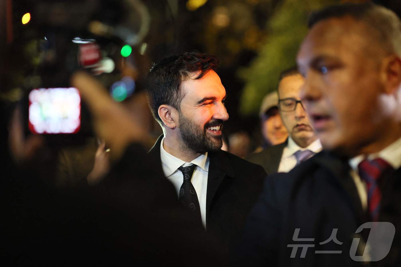 본문 이미지 - 조란 맘다니 미국 뉴욕시장 민주당 후보가 3일&#40;현지시간&#41; 선거 유세 현장에서 연설을 마치고 자리를 떠나고 있다. 2025.11.3./뉴스1 ⓒ AFP=뉴스1 ⓒ News1 이창규 기자