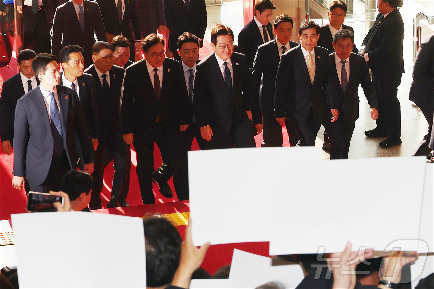 (서울=뉴스1) 국회사진기자단 = 이재명 대통령이 4일 오전 서울 여의도 국회 본청에서 열린 국회 본회의에서 2026년도 예산안 및 기금운용계획안 대통령 시정연설을 위해 국회 본청 …