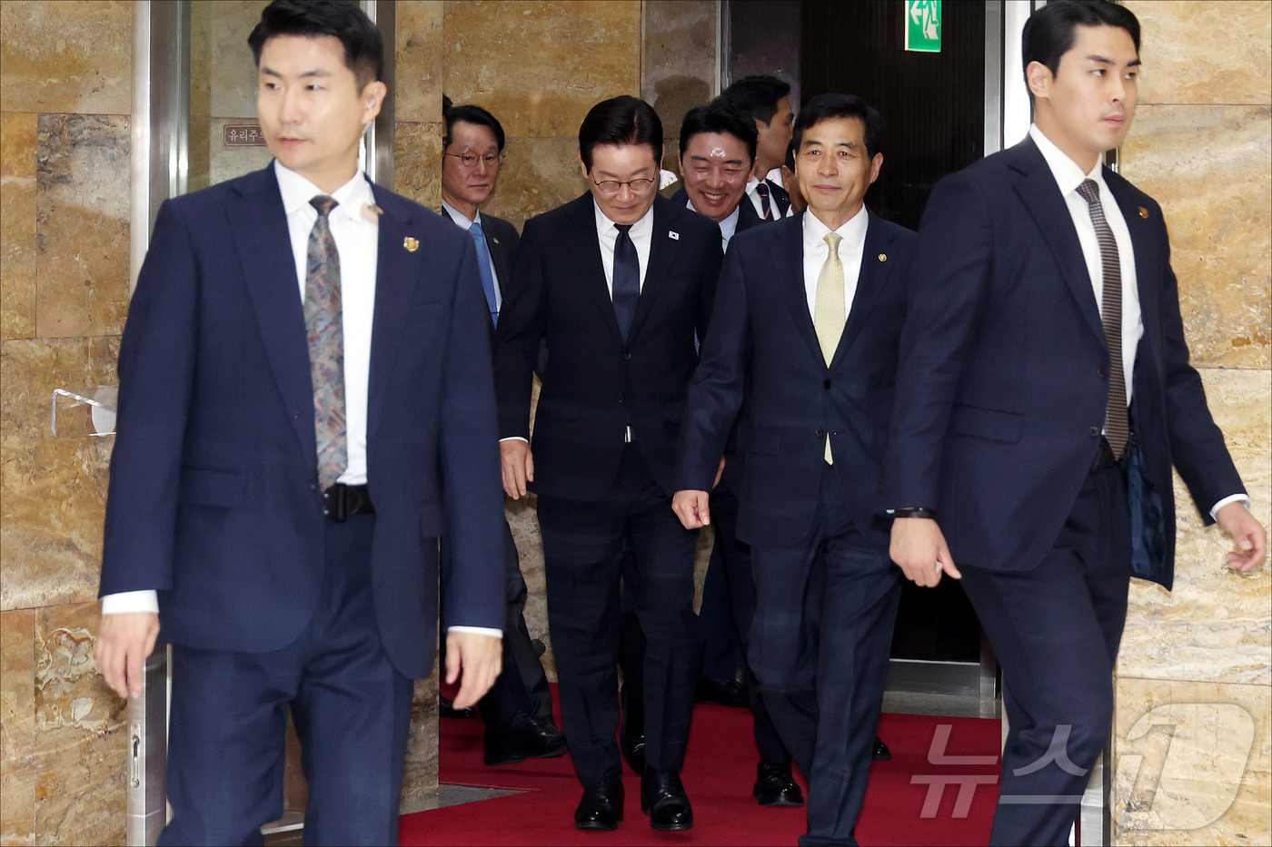 (서울=뉴스1) 국회사진기자단 = 이재명 대통령이 4일 오전 서울 여의도 국회 본청에서 열린 국회 본회의에서 2026년도 예산안 및 기금운용계획안 대통령 시정연설을 위해 본회의장으 …