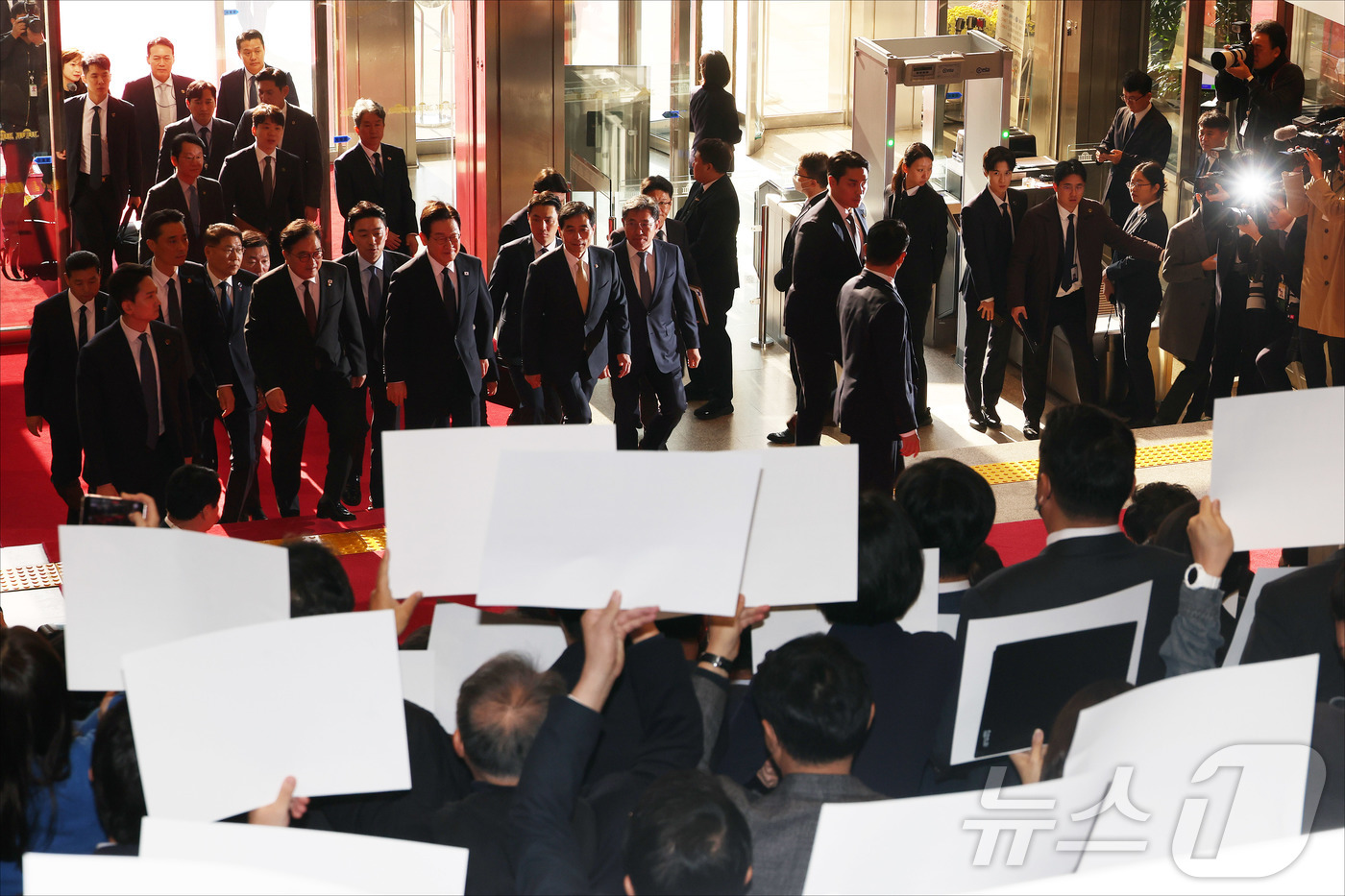 (서울=뉴스1) 국회사진기자단 = 이재명 대통령이 4일 2026년도 예산안 및 기금운용계획안에 대한 시정연설을 위해 서울 여의도 국회에 도착, 침묵시위를 하는 국민의힘 의원들 앞을 …