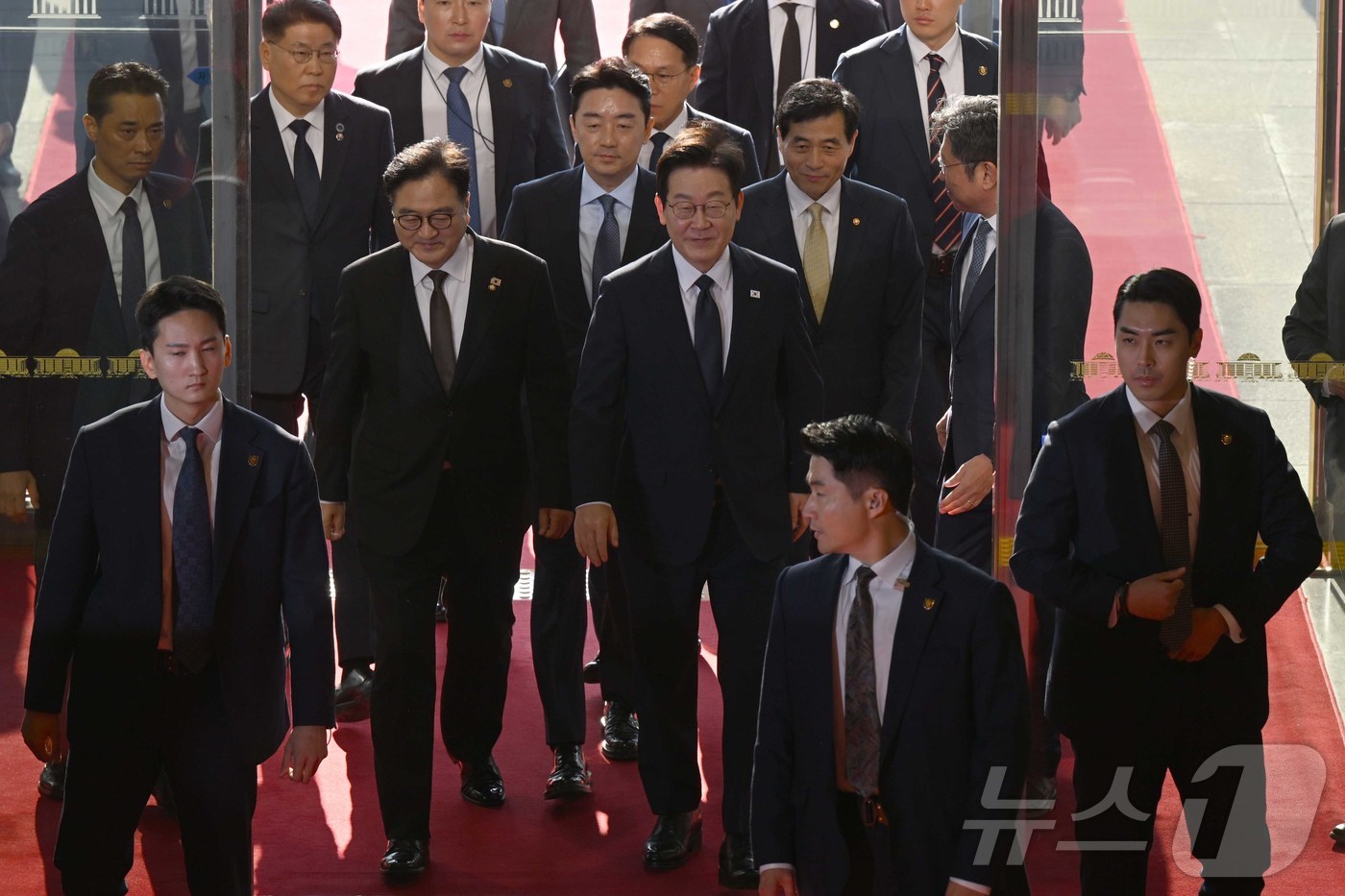 (서울=뉴스1) 국회사진기자단 = 이재명 대통령이 4일 오전 서울 여의도 국회에서 728조 원 규모의 내년도 정부 예산안에 대한 시정연설을 하기 위해 본회의장으로 이동하고 있다. …