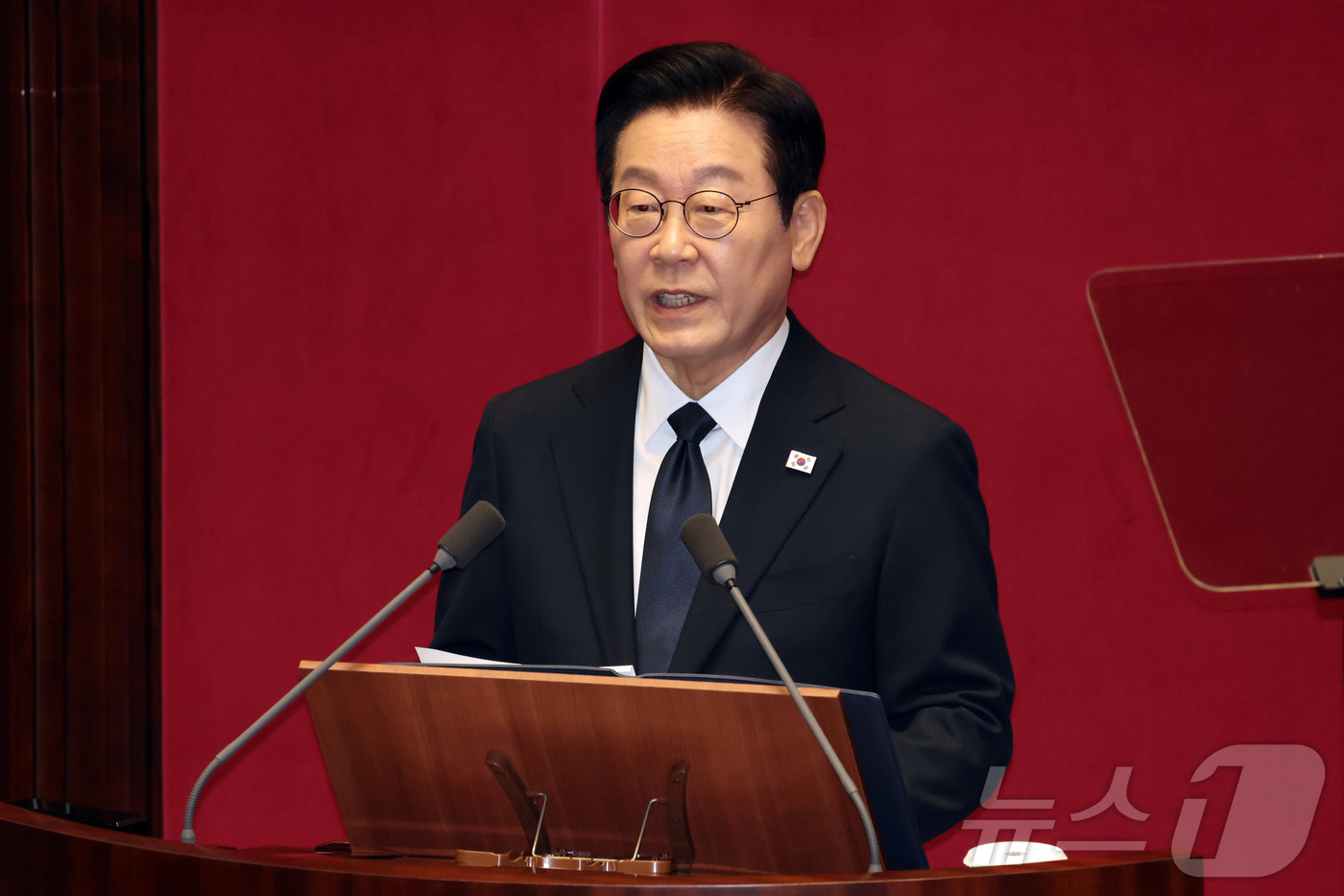 (서울=뉴스1) 국회사진기자단 = 이재명 대통령이 4일 서울 여의도 국회 본회의에서 2026년도 예산안 및 기금운용계획안에 대한 정부의 시정연설을 하고 있다. 2025.11.4/뉴 …