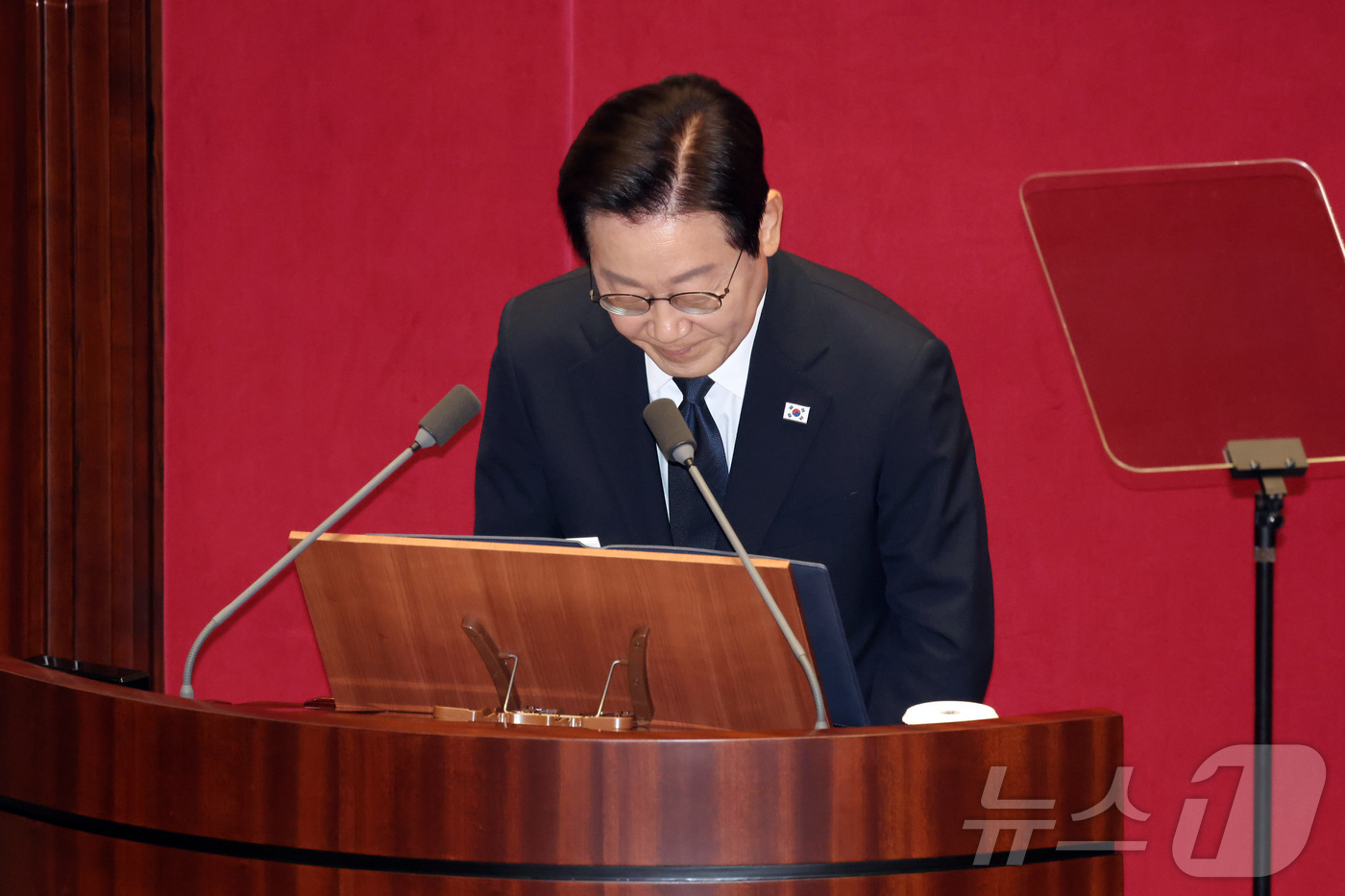 (서울=뉴스1) 국회사진기자단 = 이재명 대통령이 4일 서울 여의도 국회 본회의에서 2026년도 예산안 및 기금운용계획안에 대한 정부의 시정연설에 앞서 인사를 하고 있다.  202 …