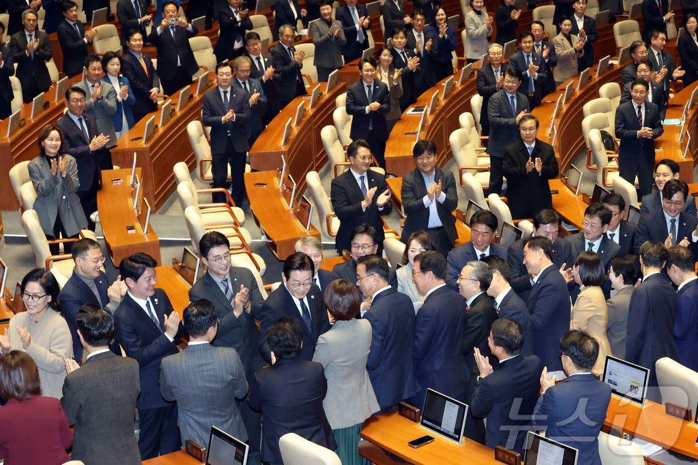 (서울=뉴스1) 국회사진기자단 = 이재명 대통령이 4일 서울 여의도 국회 본회의에서 2026년도 예산안 및 기금운용계획안에 대한 정부의 시정연설을 위해 입장하며 의원들과 인사를 하 …