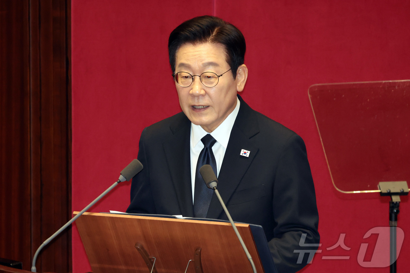 (서울=뉴스1) 국회사진기자단 = 이재명 대통령이 4일 서울 여의도 국회 본회의에서 2026년도 예산안 및 기금운용계획안에 대한 정부의 시정연설을 하고 있다. 2025.11.4/뉴 …