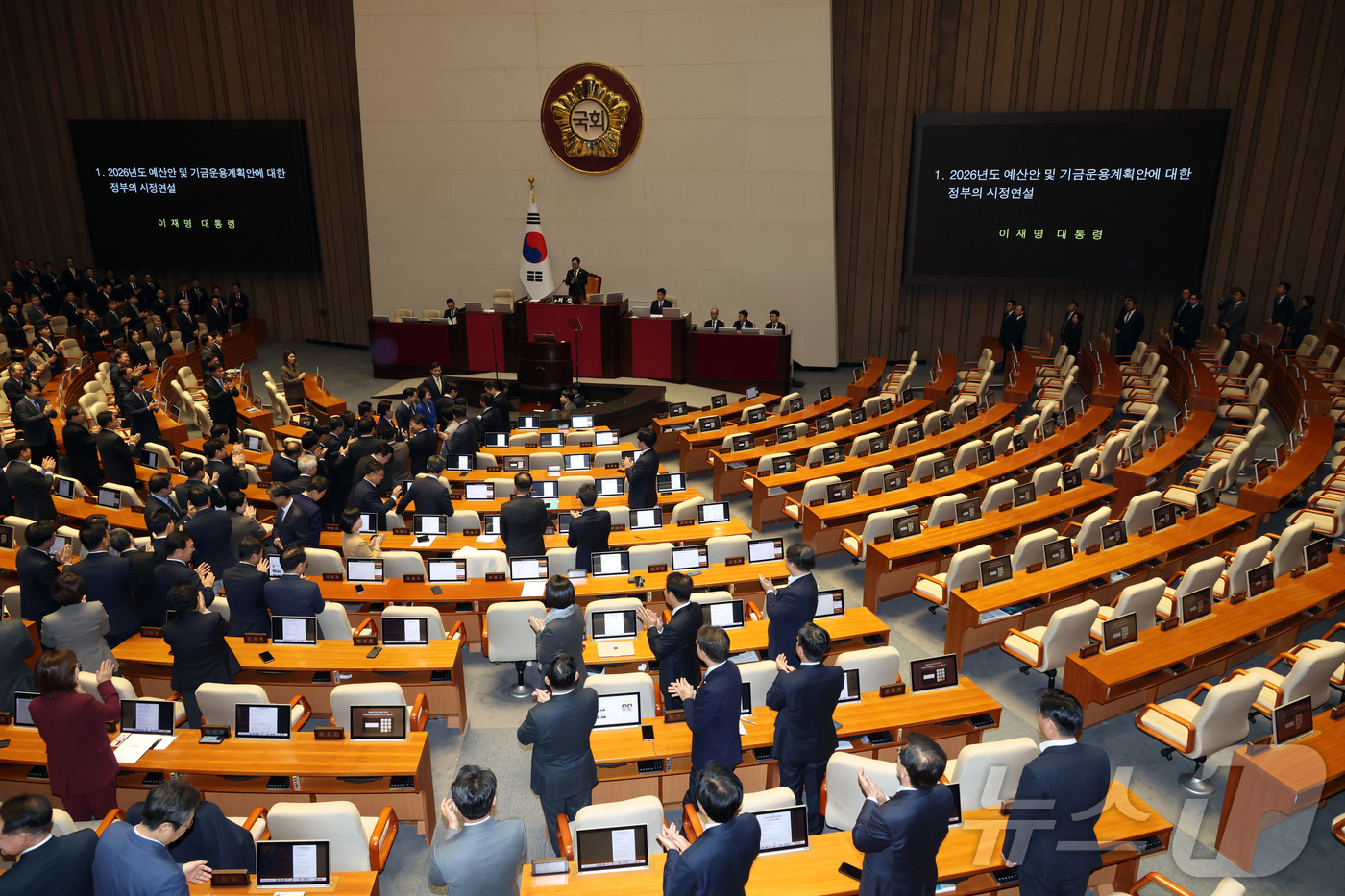 (서울=뉴스1) 국회사진기자단 = 이재명 대통령이 4일 서울 여의도 국회 본회의장에서 2026년도 예산안 및 기금운용계획안에 대한 시정연설을 위해 발걸음을 옮기고 있다. 국민의힘은 …