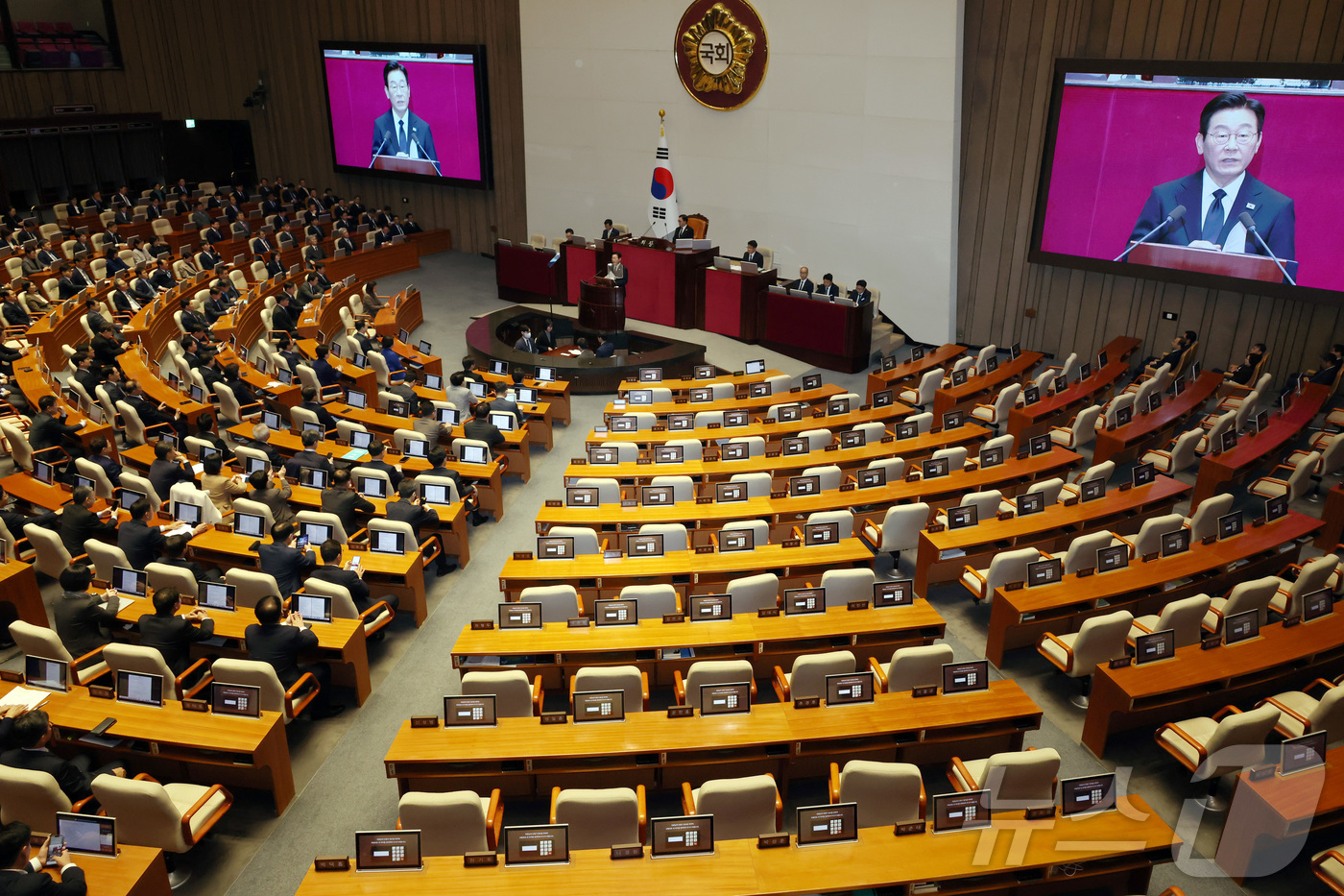 (서울=뉴스1) 국회사진기자단 = 이재명 대통령이 4일 서울 여의도 국회 본회의에서 2026년도 예산안 및 기금운용계획안에 대한 정부의 시정연설을 하는 가운데 국민의힘 의원들이 불 …