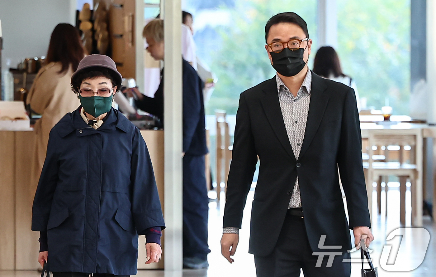 (서울=뉴스1) 김도우 기자 = 윤석열 전 대통령의 부인 김건희 여사의 모친 최은순씨와 오빠 김진우씨가 4일 오전 서울 종로구 KT광화문빌딩 웨스트에 마련된 김건희특검 사무실에 피 …