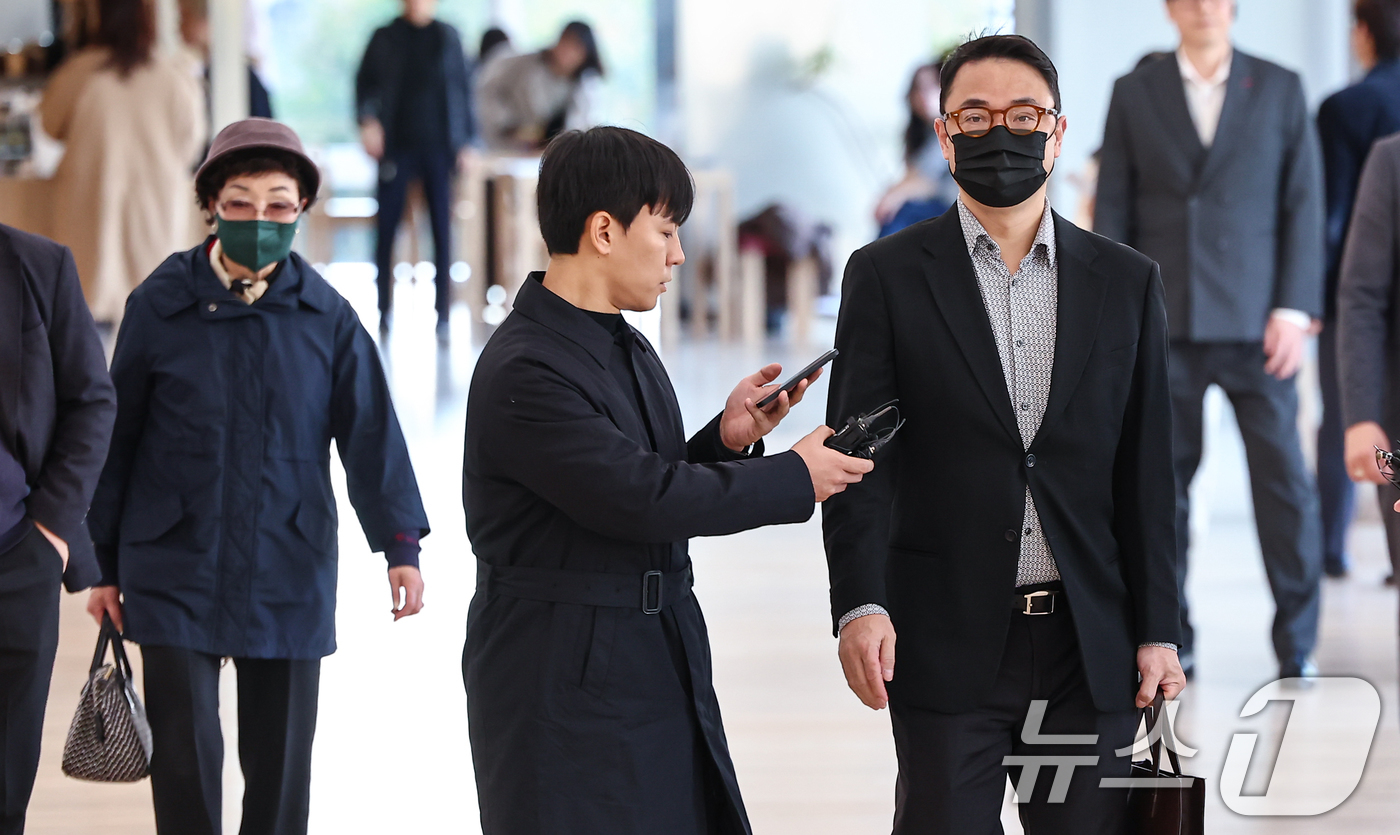 (서울=뉴스1) 김도우 기자 = 윤석열 전 대통령의 부인 김건희 여사의 모친 최은순씨와 오빠 김진우씨가 4일 오전 서울 종로구 KT광화문빌딩 웨스트에 마련된 김건희특검 사무실에 피 …