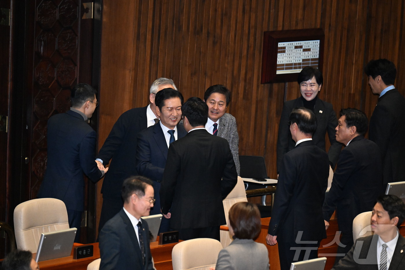 (서울=뉴스1) 국회사진기자단 = 정청래 더불어민주당 대표가 4일 서울 여의도 국회 본회의장에서 정청래 의원과 대화하고 있다.