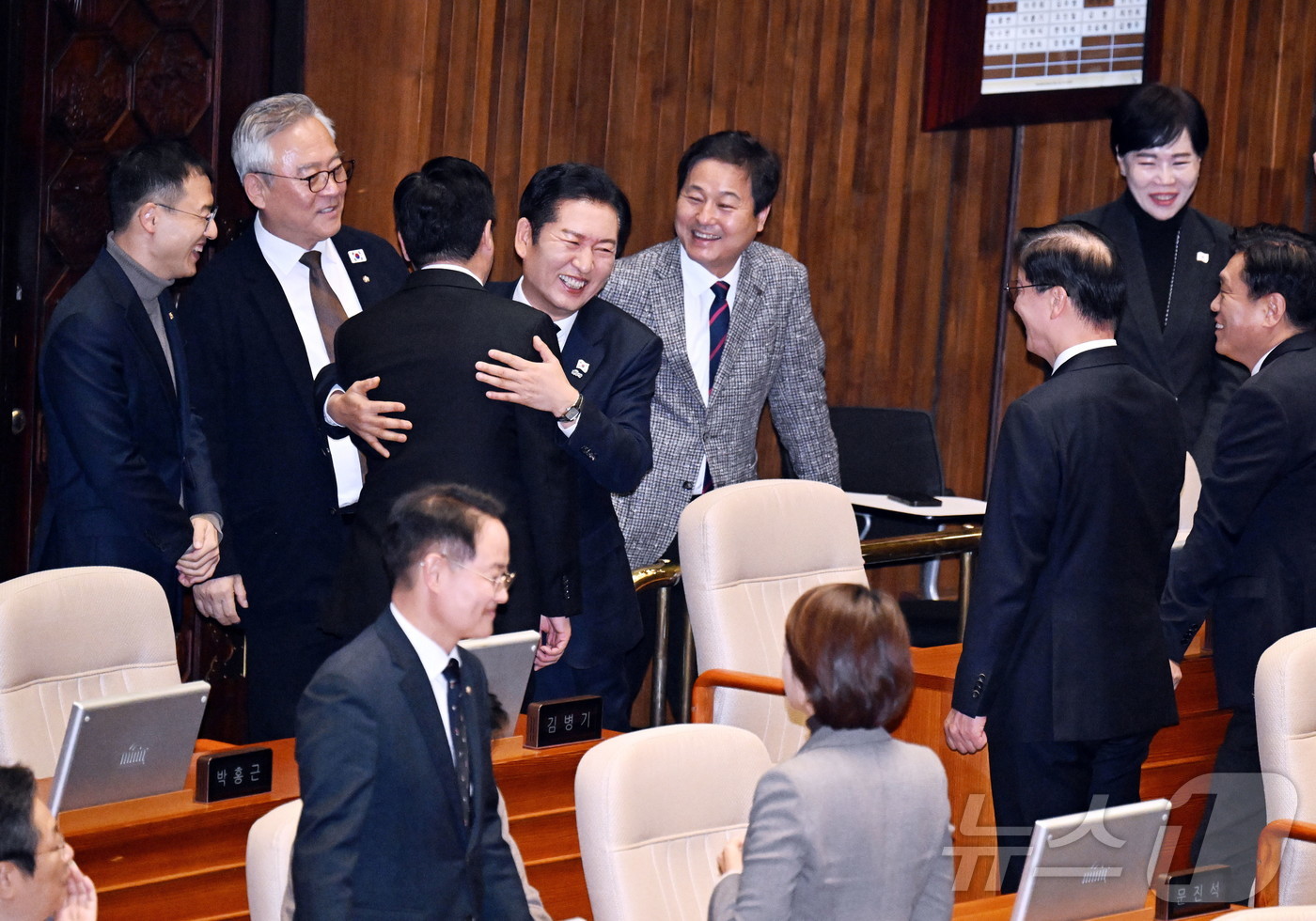 (서울=뉴스1) 국회사진기자단 = 정청래 더불어민주당 대표가 4일 서울 여의도 국회 본회의장에서 정청래 의원과 포옹하고 있다.