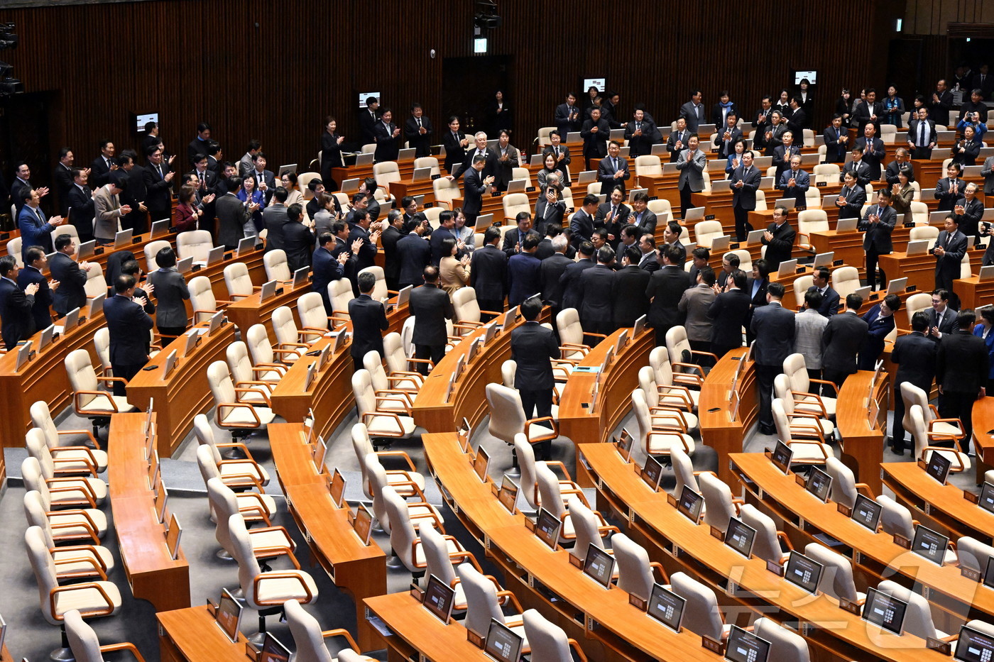 (서울=뉴스1) 국회사진기자단 = 이재명 대통령이 4일 2026년도 정부 예산안에 대한 시정연설을 하기 위해 국회 본회의장에 들어서고 있다. 2025.11.4/뉴스1