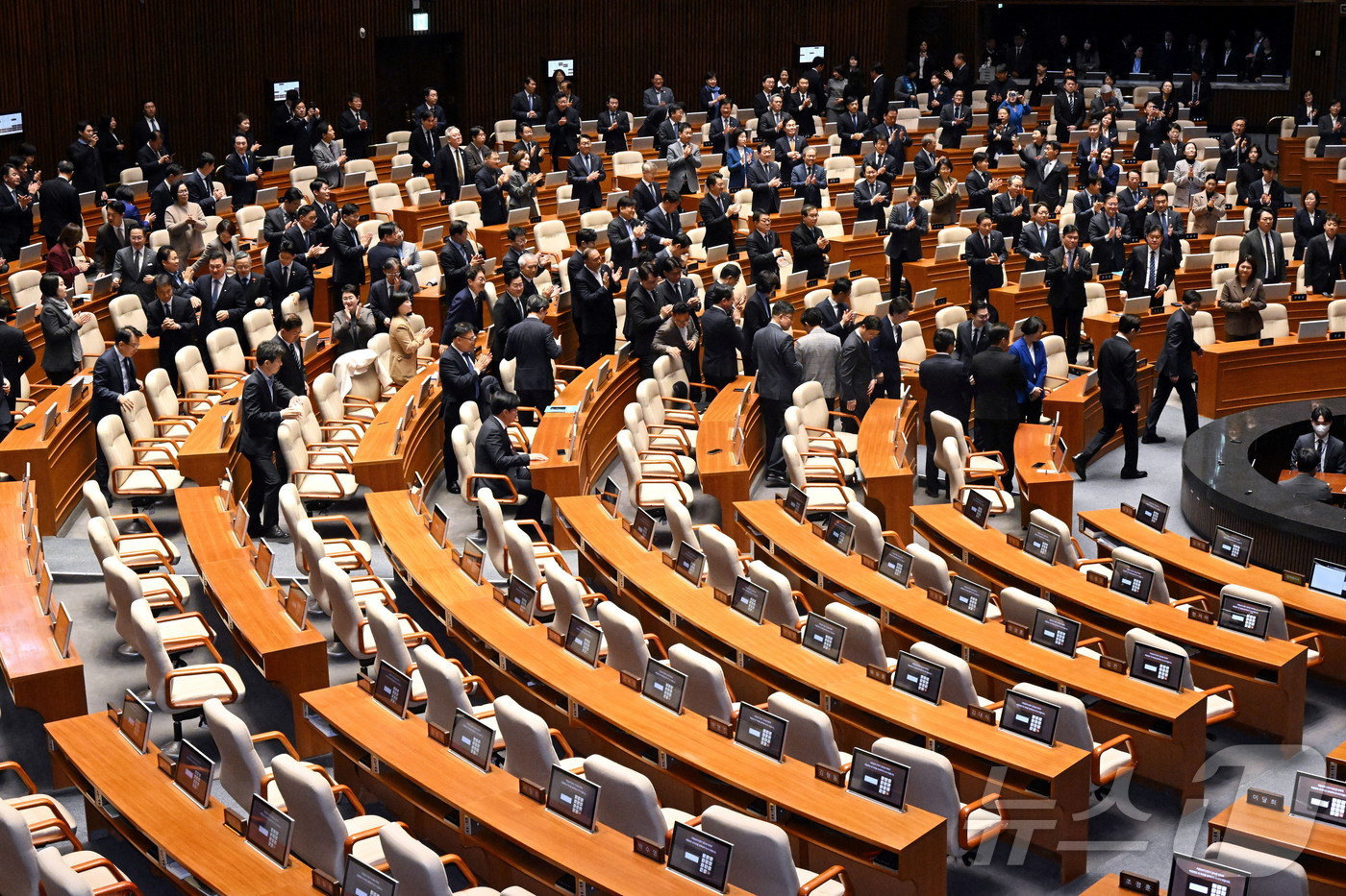 (서울=뉴스1) 국회사진기자단 = 이재명 대통령이 4일 2026년도 정부 예산안에 대한 시정연설을 하기 위해 국회 본회의장에 들어서고 있다. 2025.11.4/뉴스1