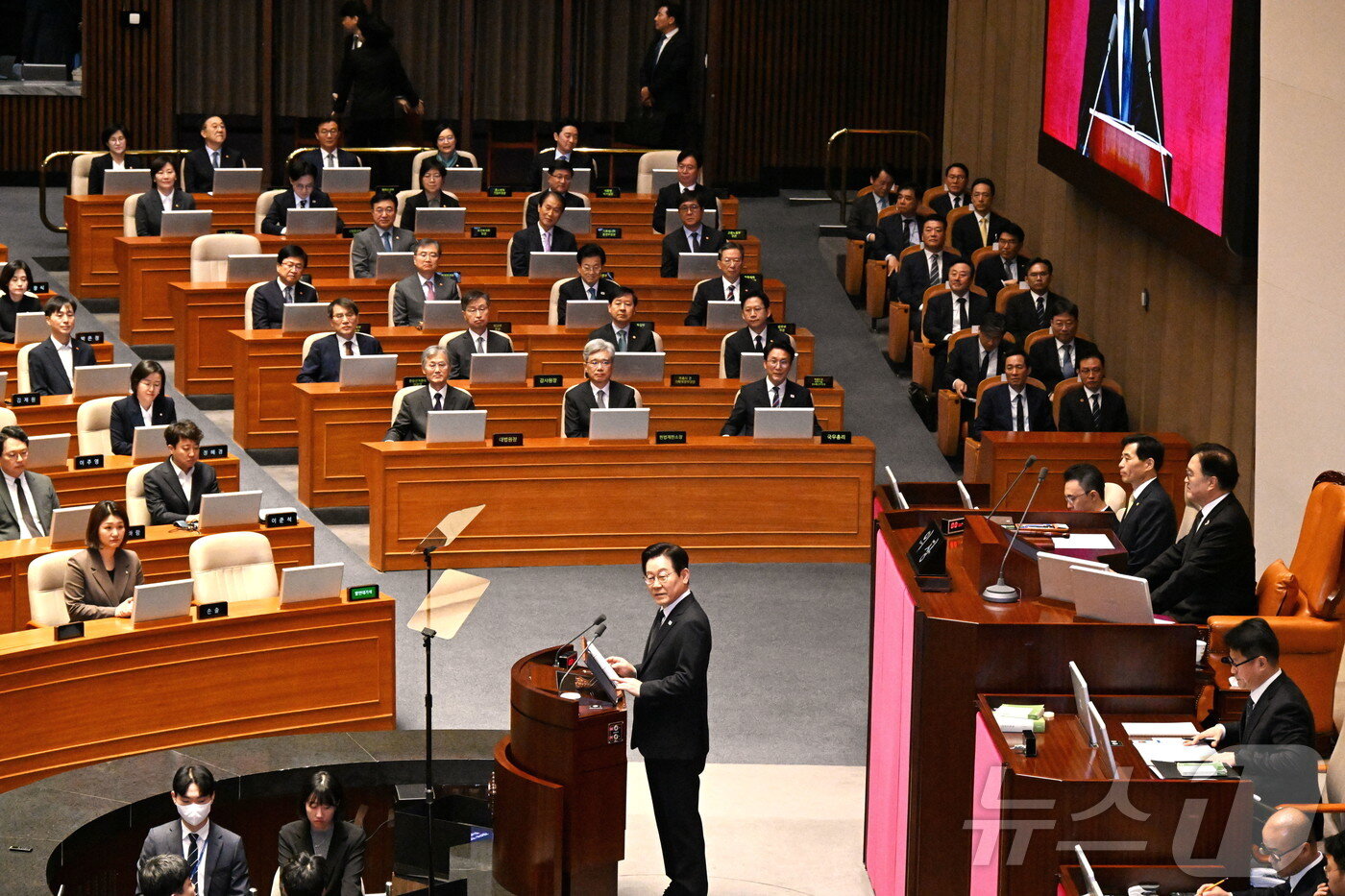 본문 이미지 - 이재명 대통령이 4일 서울 여의도 국회 본회의에서 2026년도 예산안 및 기금운용계획안에 대한 정부의 시정연설을 하고 있다. 2025.11.4/뉴스1 ⓒ News1 국회사진기자단