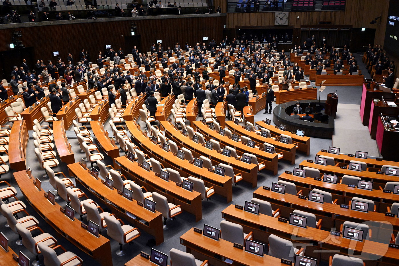 (서울=뉴스1) 국회사진기자단 = 이재명 대통령이 4일 2026년도 정부 예산안에 대한 시정연설을 하기 위해 국회 본회의장에 들어서고 있다. 2025.11.4/뉴스1