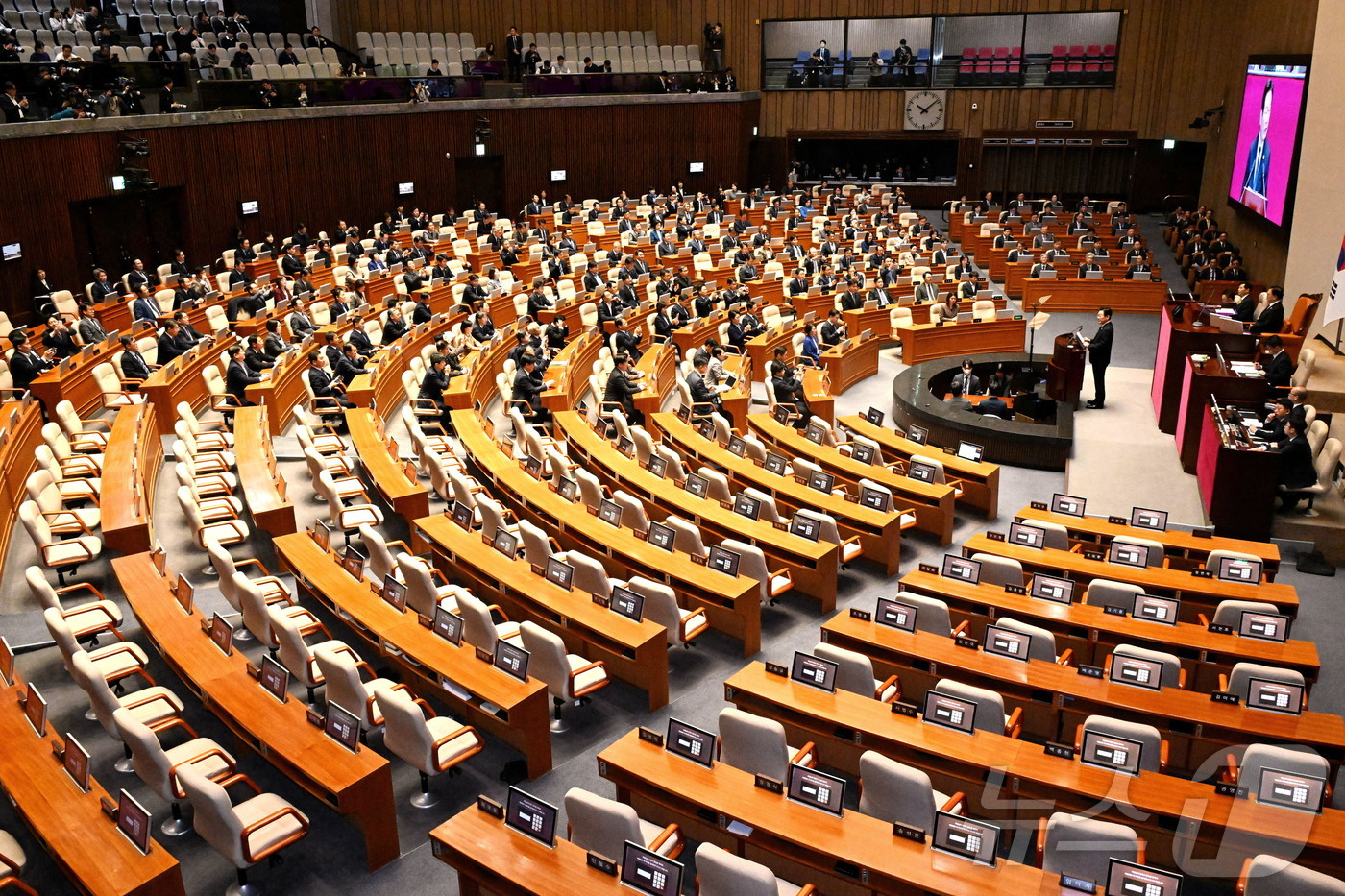 (서울=뉴스1) 국회사진기자단 = 이재명 대통령이 4일 서울 여의도 국회 본회의장에서 2026년도 예산안 및 기금운용계획안에 대한 시정연설을 하고 있다. 2025.11.4/뉴스1