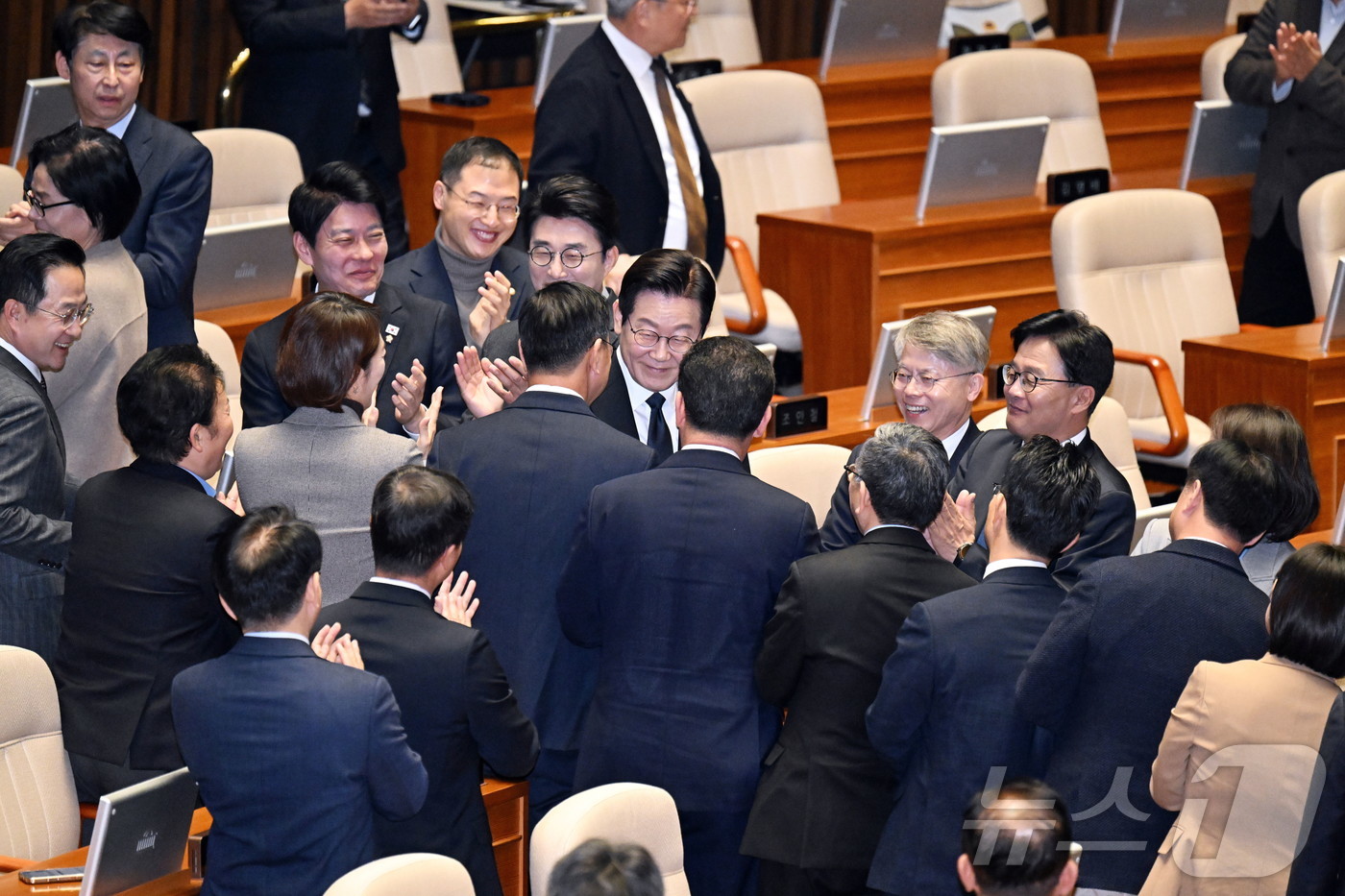 (서울=뉴스1) 국회사진기자단 = 이재명 대통령이 4일 2026년도 정부 예산안에 대한 시정연설을 하기 위해 국회 본회의장에 들어서고 있다. 2025.11.4/뉴스1