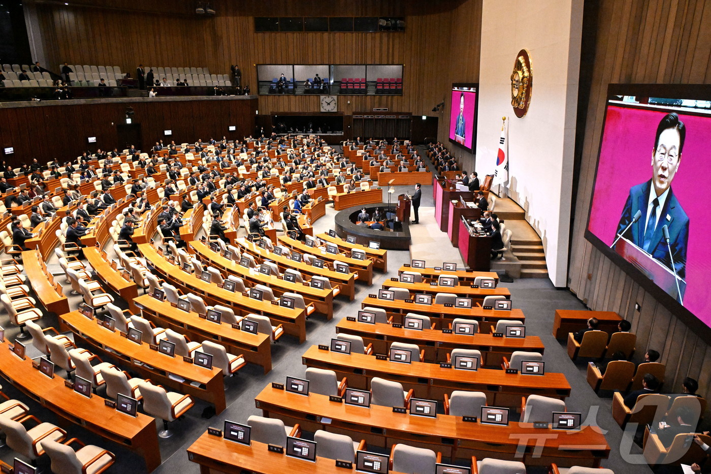 (서울=뉴스1) 국회사진기자단 = 이재명 대통령이 4일 서울 여의도 국회 본회의장에서 2026년도 예산안 및 기금운용계획안에 대한 시정연설을 하고 있다. 2025.11.4/뉴스1