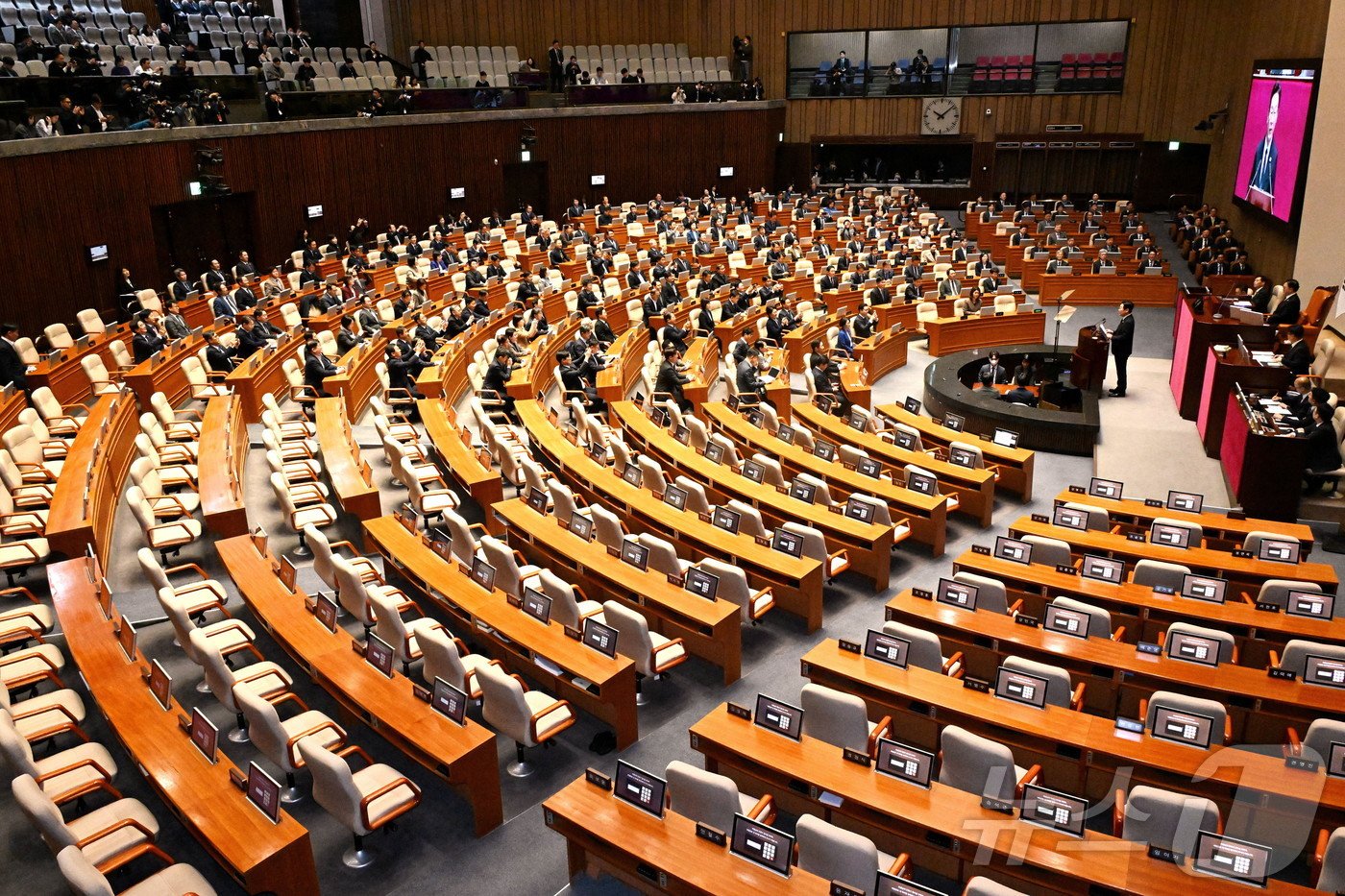 (서울=뉴스1) 국회사진기자단 = 이재명 대통령이 4일 서울 여의도 국회 본회의장에서 2026년도 예산안 및 기금운용계획안에 대한 시정연설을 하고 있다. 2025.11.4/뉴스1