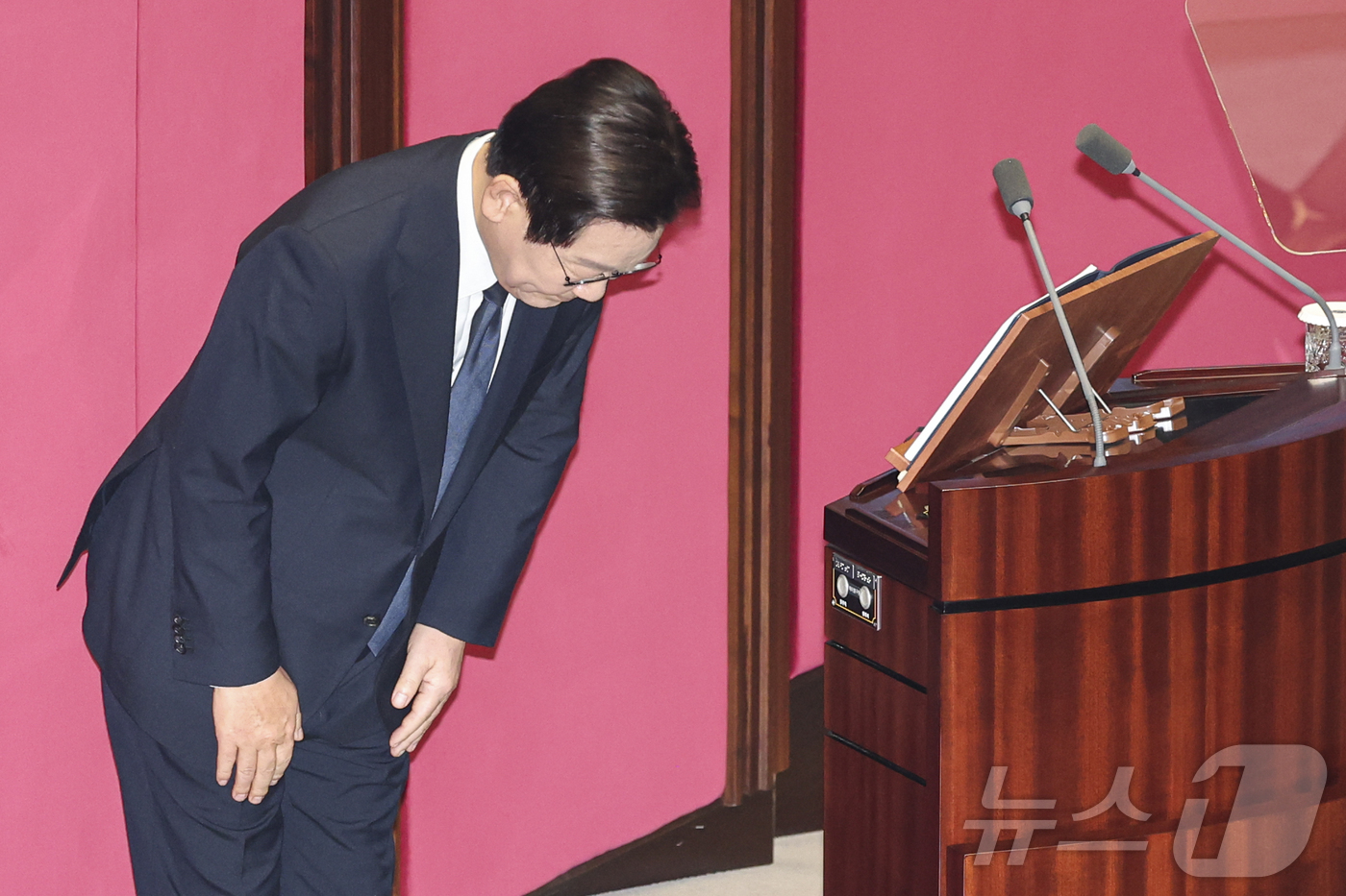 (서울=뉴스1) 국회사진기자단 = 이재명 대통령이 4일 서울 국회 본회의장에서 2026년도 정부 예산안에 대한 시정연설에 앞서 인사를 하고 있다.