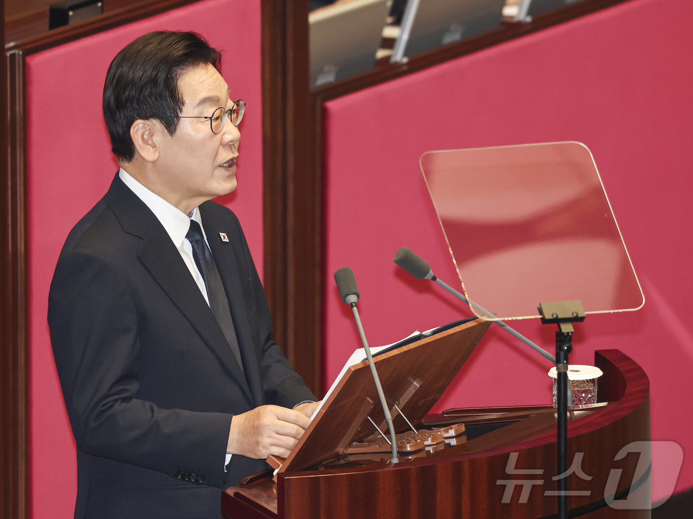 (서울=뉴스1) 국회사진기자단 = 이재명 대통령이 4일 서울 여의도 국회 본회의장에서 2026년도 예산안 및 기금운용계획안에 대한 시정연설을 하고 있다.