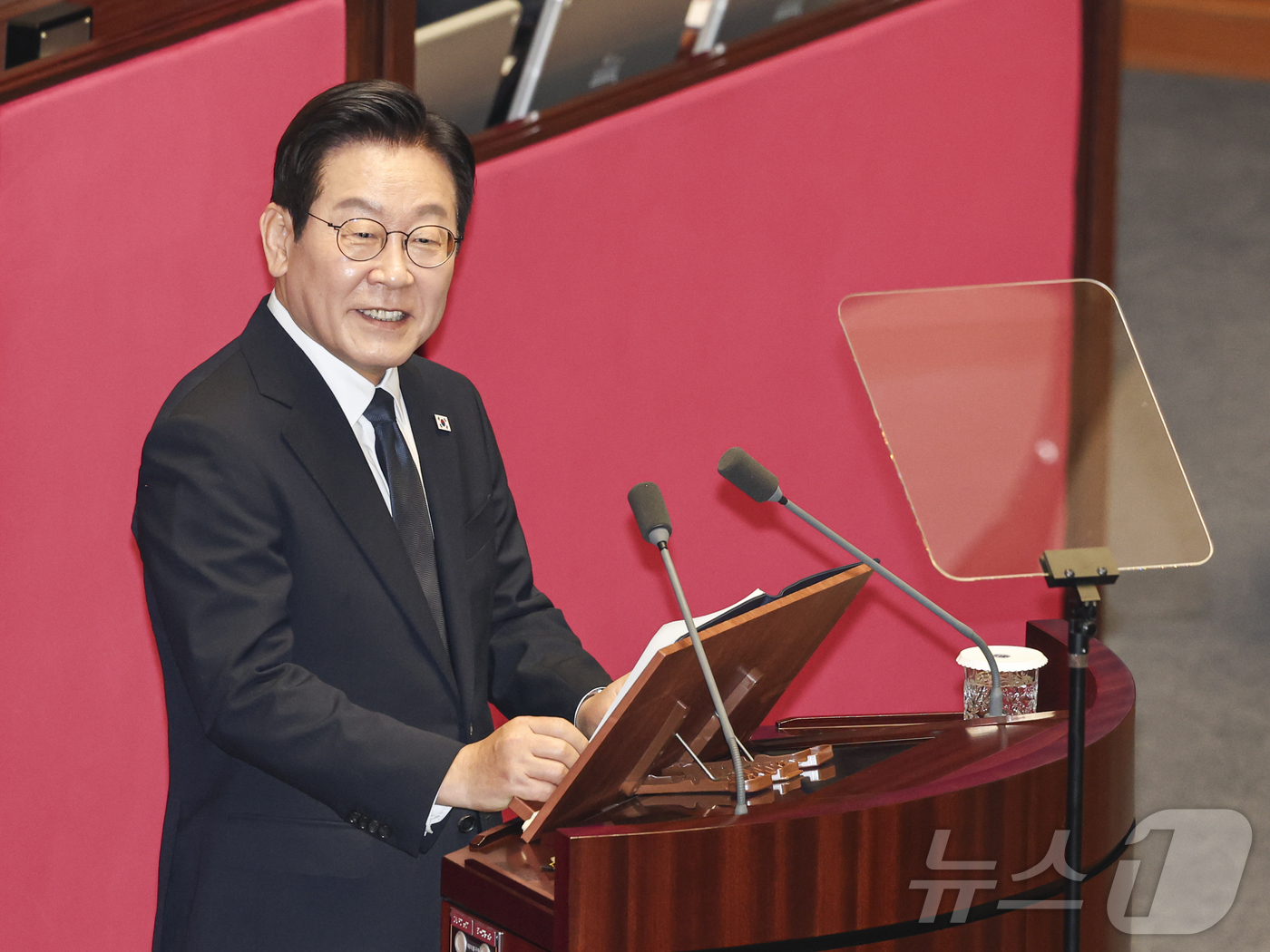 (서울=뉴스1) 국회사진기자단 = 이재명 대통령이 4일 서울 여의도 국회 본회의장에서 2026년도 예산안 및 기금운용계획안에 대한 시정연설을 하고 있다. 2025.11.4/뉴스1