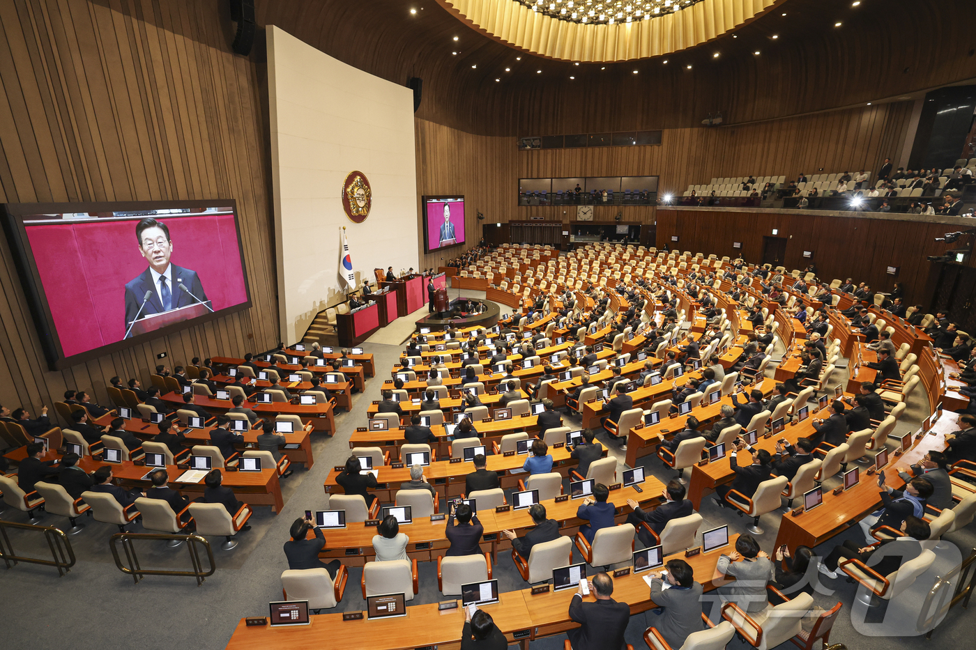 (서울=뉴스1) 국회사진기자단 = 이재명 대통령이 4일 서울 여의도 국회 본회의장에서 2026년도 예산안 및 기금운용계획안에 대한 시정연설을 하고 있다. 2025.11.4/뉴스1