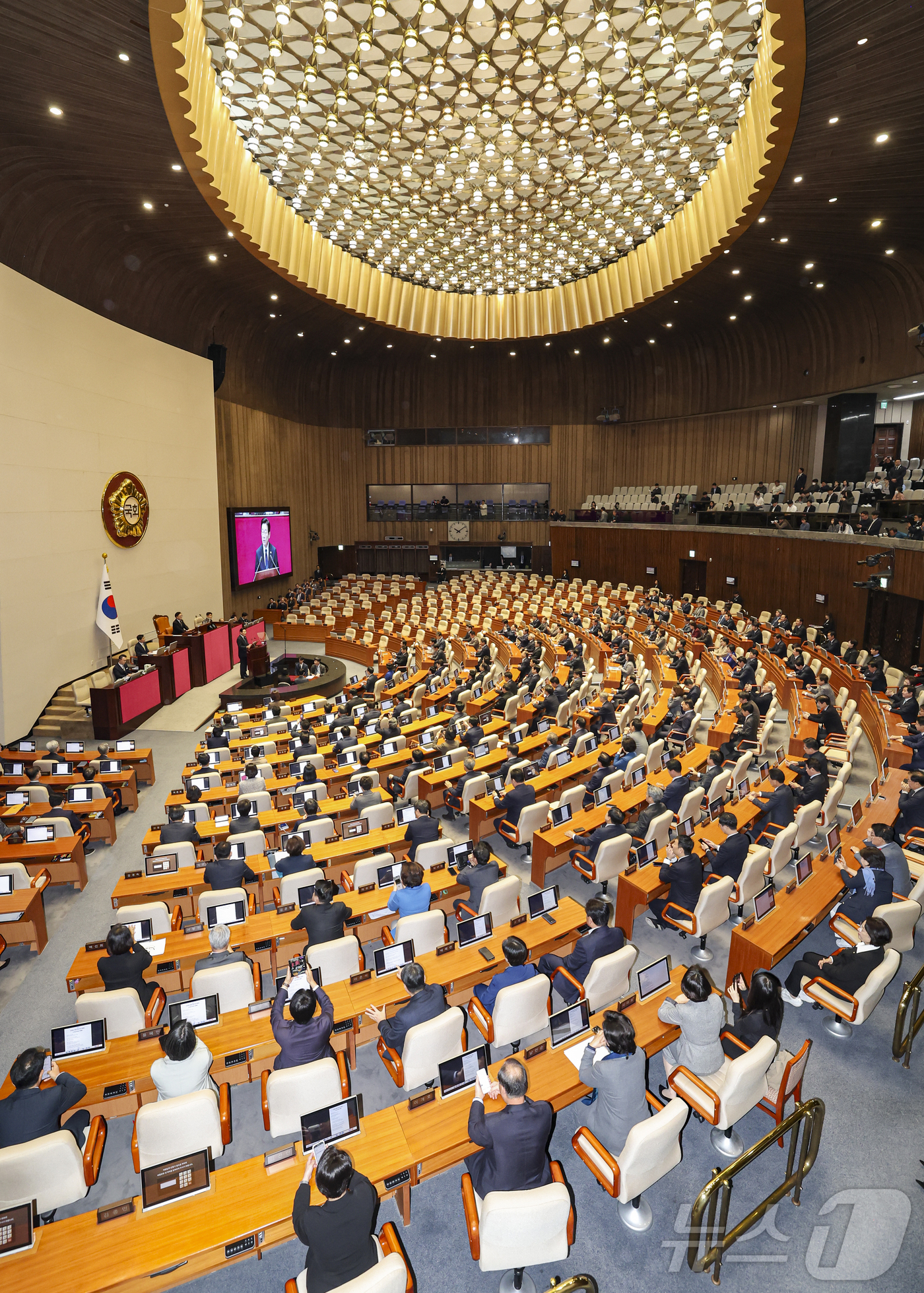 (서울=뉴스1) 국회사진기자단 = 이재명 대통령이 4일 서울 여의도 국회 본회의장에서 2026년도 예산안 및 기금운용계획안에 대한 시정연설을 하고 있다. 2025.11.4/뉴스1