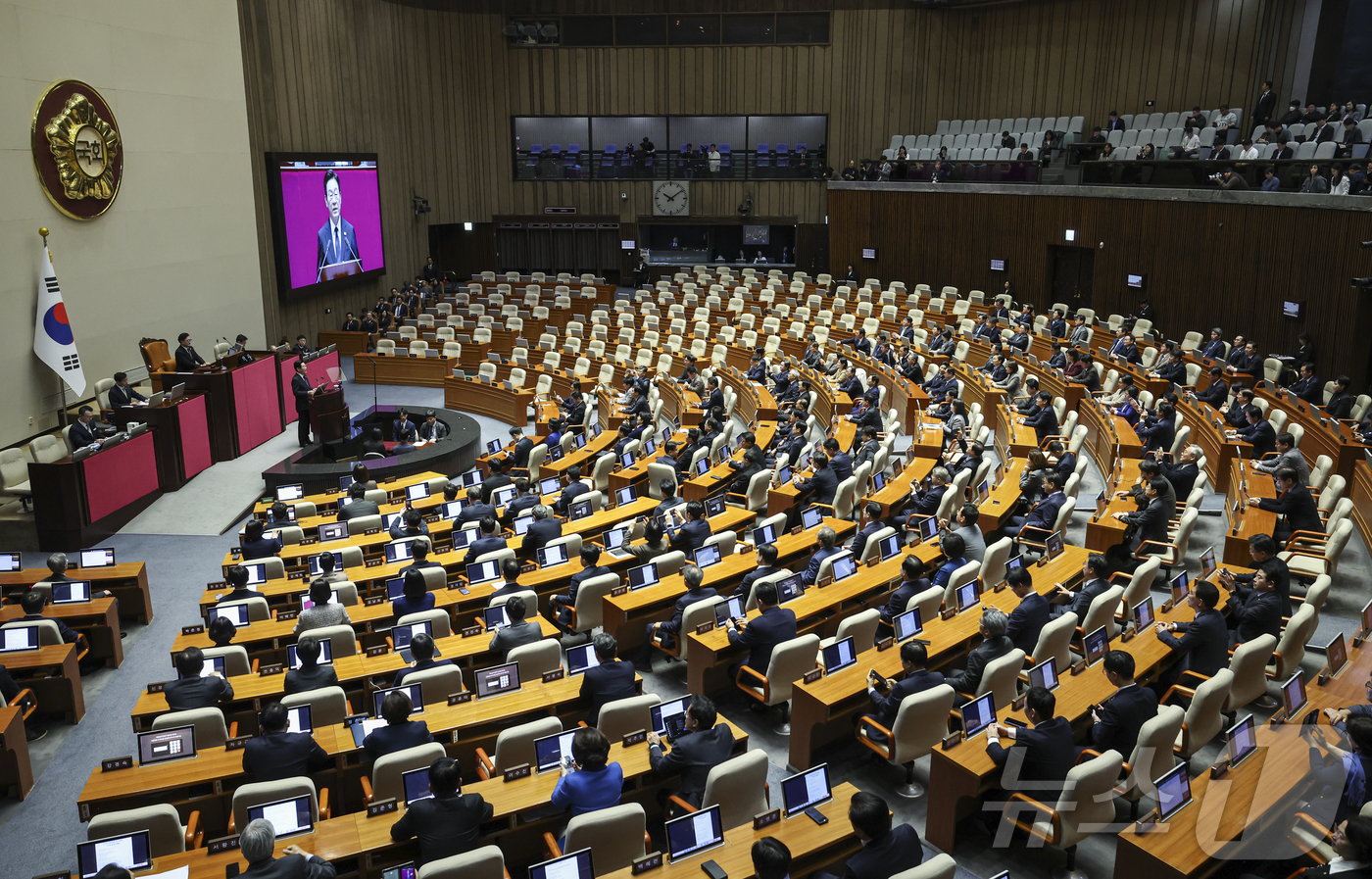 (서울=뉴스1) 국회사진기자단 = 이재명 대통령이 4일 서울 국회 본회의장에서 2026년도 정부 예산안에 대한 시정연설을 하고 있다.  2025.11.4/뉴스1