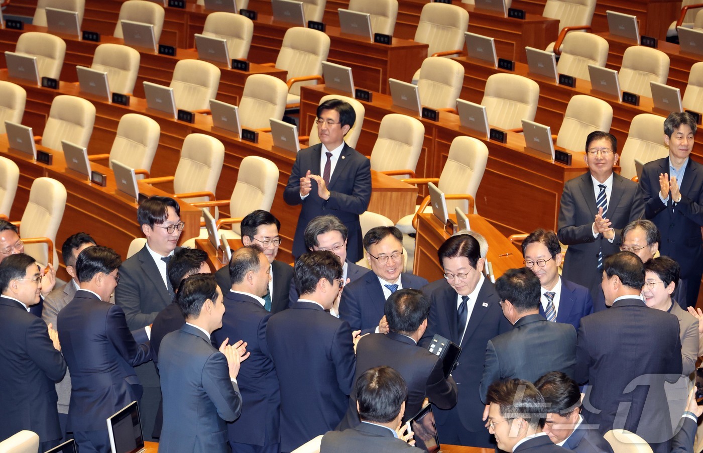 (서울=뉴스1) 국회사진기자단 = 이재명 대통령이 4일 2026년도 정부 예산안에 대한 시정연설을 하기 위해 국회 본회의장에 들어서며 더불어민주당 의원들과 인사하고 있다. 2025 …