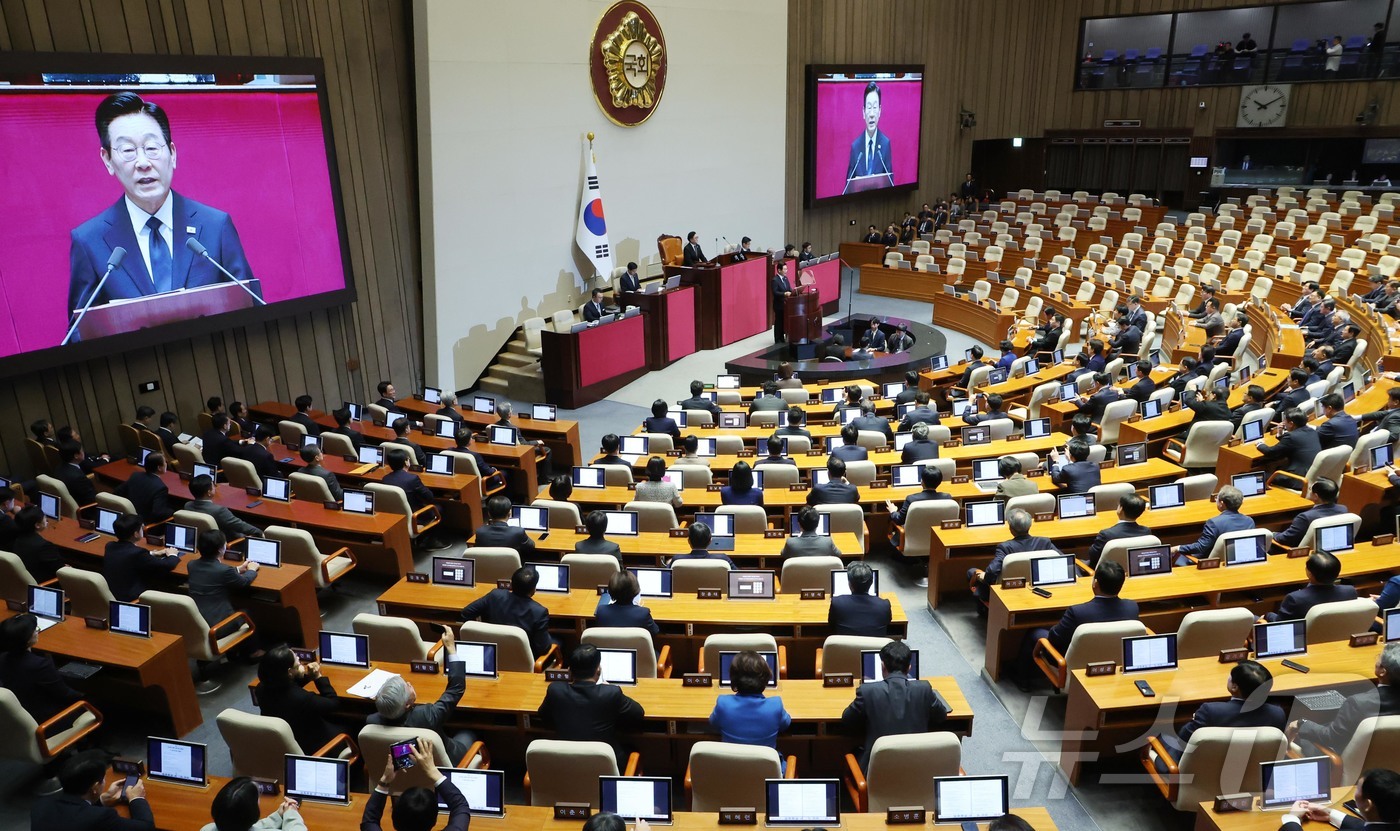 (서울=뉴스1) 국회사진기자단 = 이재명 대통령이 4일 서울 국회 본회의장에서 2026년도 정부 예산안에 대한 시정연설을 하고 있다. 2025.11.4/뉴스1