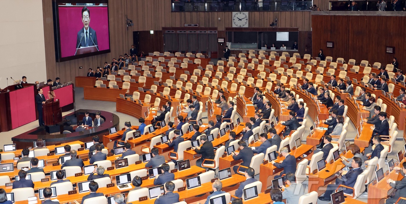 (서울=뉴스1) 국회사진기자단 = 이재명 대통령이 4일 서울 국회 본회의장에서 2026년도 정부 예산안에 대한 시정연설을 하고 있다. 국민의힘 의원들은 이날 시정 연설에 불참했다. …