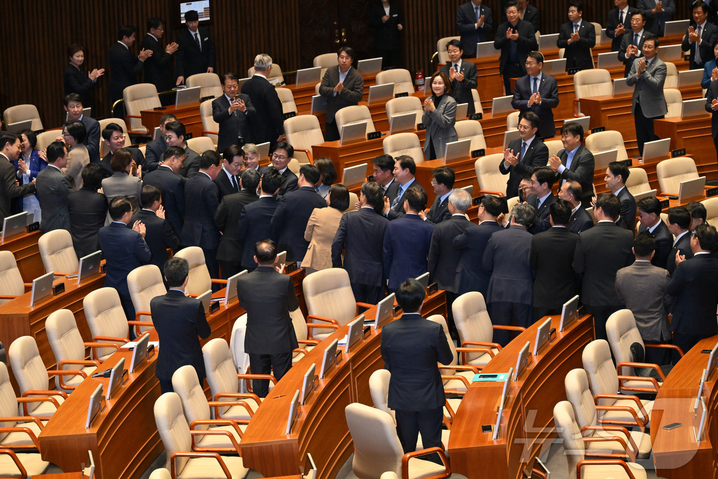 (서울=뉴스1) 국회사진기자단 = 이재명 대통령이 4일 2026년도 정부 예산안에 대한 시정연설을 하기 위해 국회 본회의장에 들어서며 더불어민주당 의원들과 인사하고 있다. 2025 …