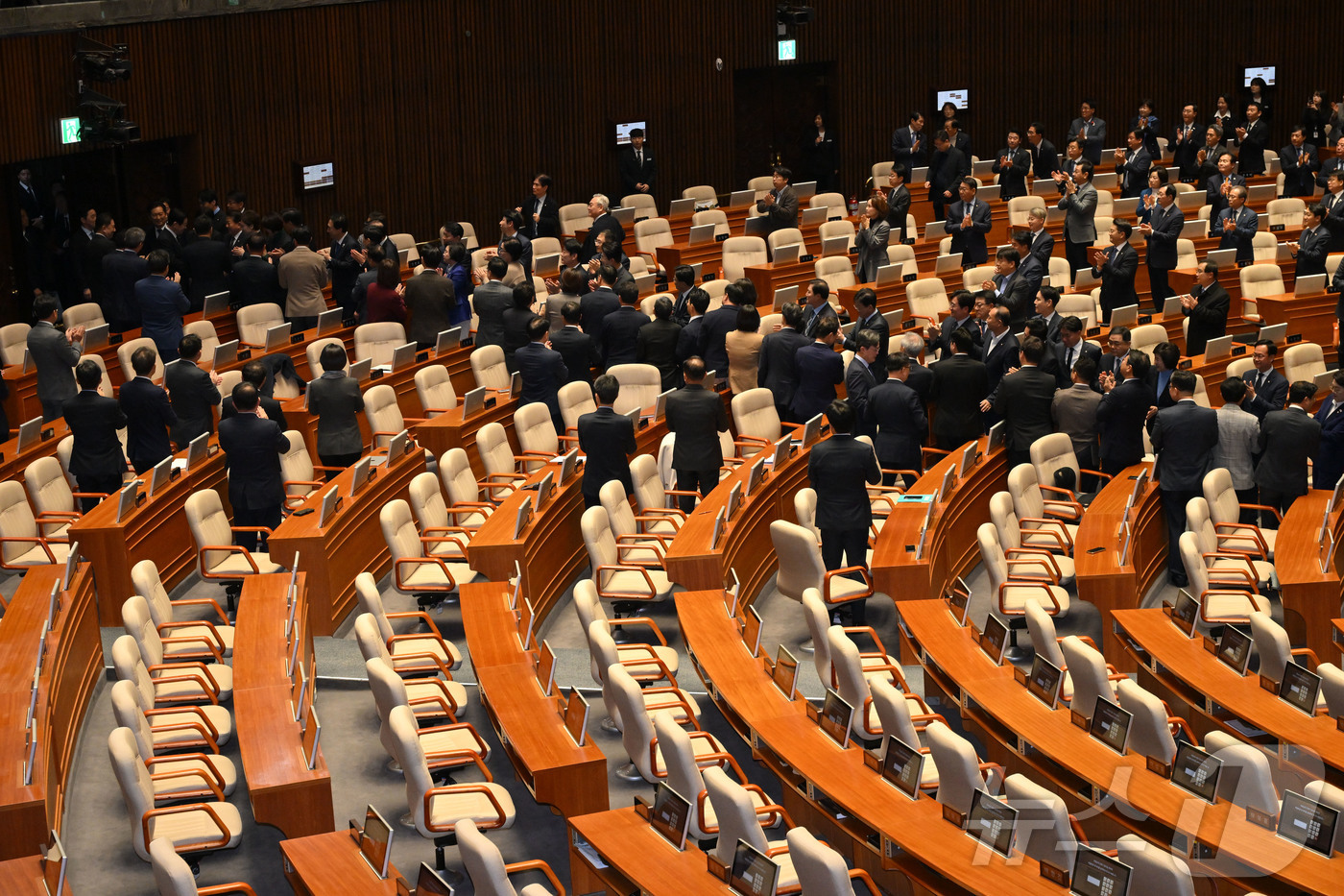 (서울=뉴스1) 국회사진기자단 = 이재명 대통령이 4일 2026년도 정부 예산안에 대한 시정연설을 하기 위해 국회 본회의장에 들어서며 더불어민주당 의원들과 인사하고 있다. 2025 …