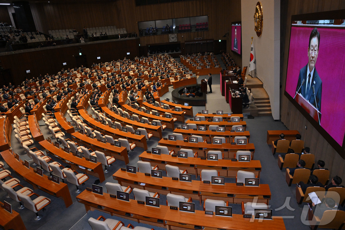 (서울=뉴스1) 국회사진기자단 = 이재명 대통령이 4일 서울 국회 본회의장에서 2026년도 정부 예산안에 대한 시정연설을 하고 있다. 2025.11.4/뉴스1