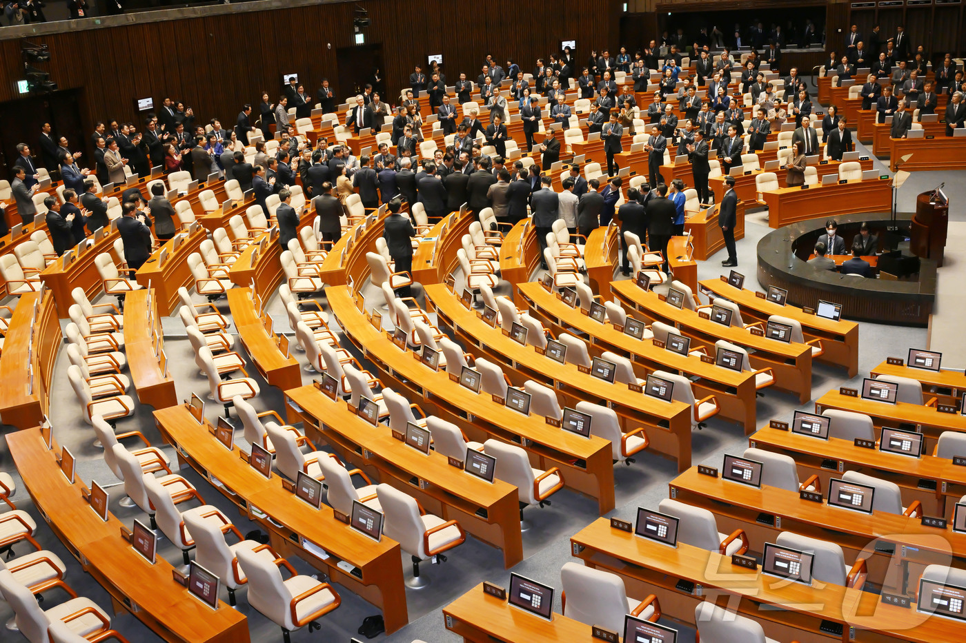 (서울=뉴스1) 국회사진기자단 = 이재명 대통령이 4일 서울 여의도 국회 본회의장에서 2026년도 예산안 및 기금운용계획안에 대한 시정연설을 위해 발걸음을 옮기는 가운데 국민의힘 …