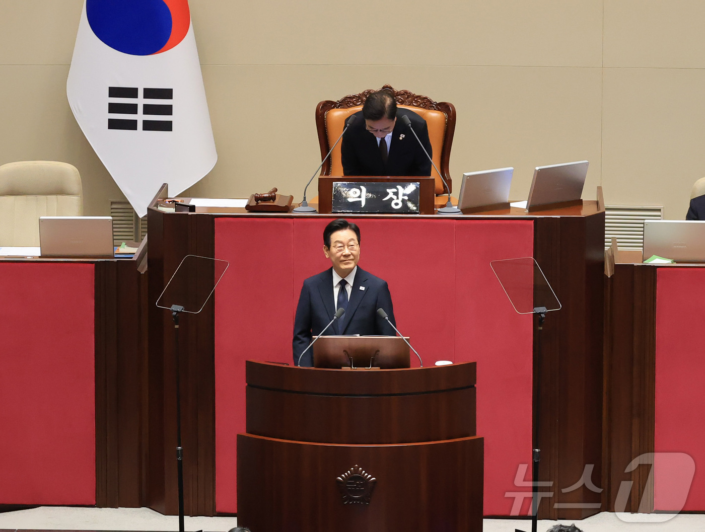 (서울=뉴스1) 국회사진기자단 = 이재명 대통령이 4일 서울 여의도 국회 본회의장에서 2026년도 예산안 및 기금운용계획안에 대한 시정연설을 하고 있다. 2025.11.4/뉴스1