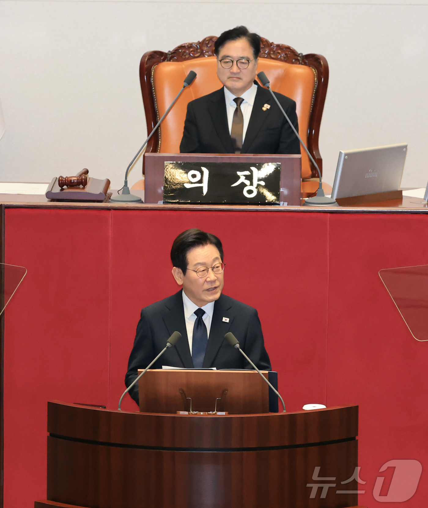 (서울=뉴스1) 국회사진기자단 = 이재명 대통령이 4일 서울 여의도 국회 본회의장에서 2026년도 예산안 및 기금운용계획안에 대한 시정연설을 하고 있다. 2025.11.4/뉴스1