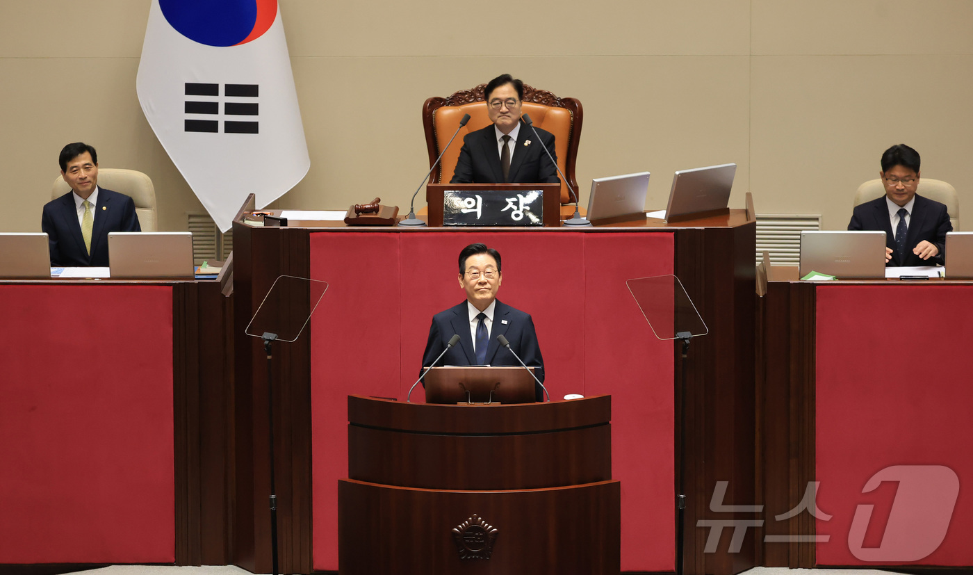 (서울=뉴스1) 국회사진기자단 = 이재명 대통령이 4일 서울 여의도 국회 본회의장에서 2026년도 예산안 및 기금운용계획안에 대한 시정연설을 하고 있다. 2025.11.4/뉴스1