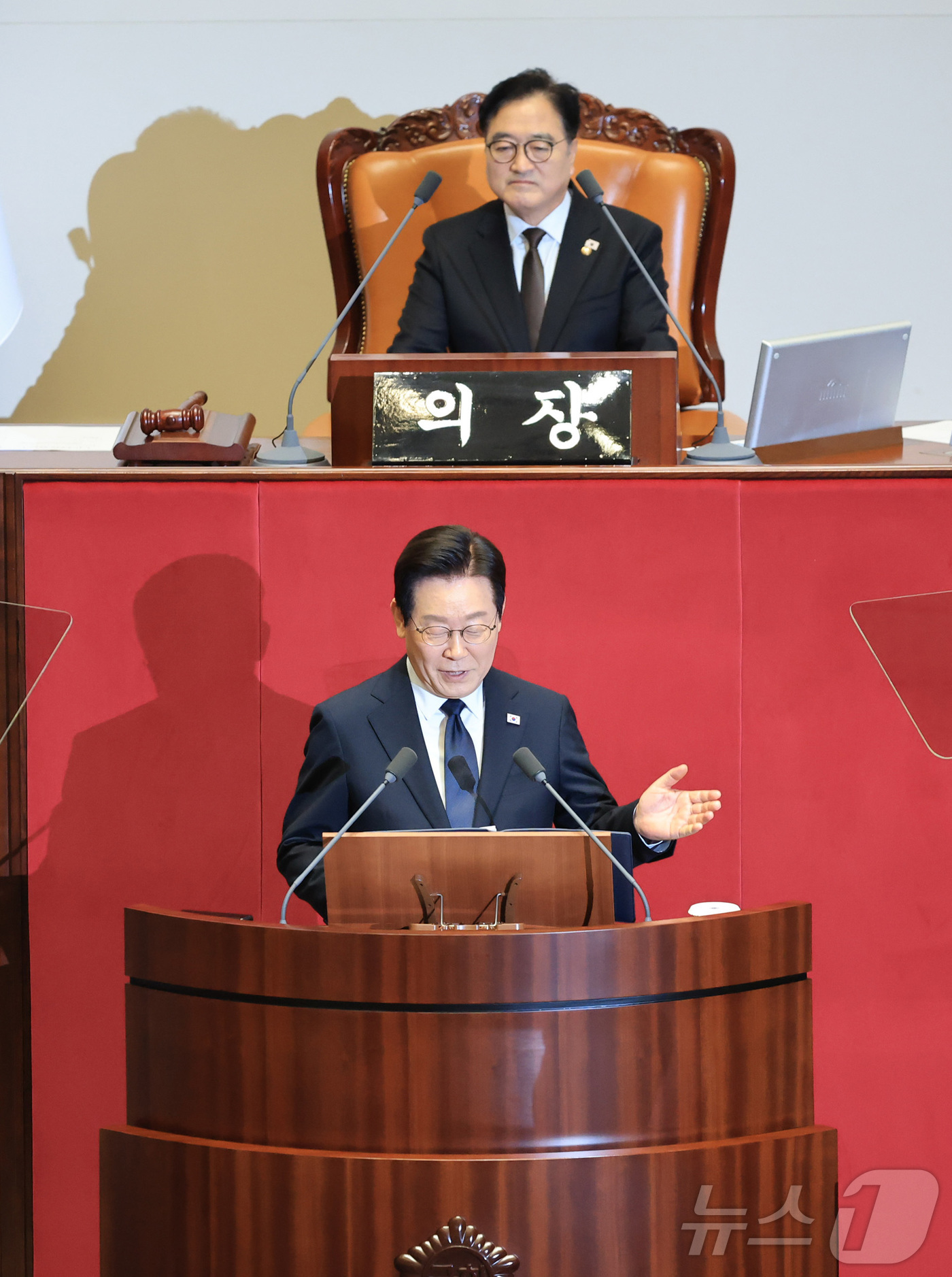 (서울=뉴스1) 국회사진기자단 = 이재명 대통령이 4일 서울 여의도 국회 본회의장에서 2026년도 예산안 및 기금운용계획안에 대한 시정연설을 하고 있다. 2025.11.4/뉴스1