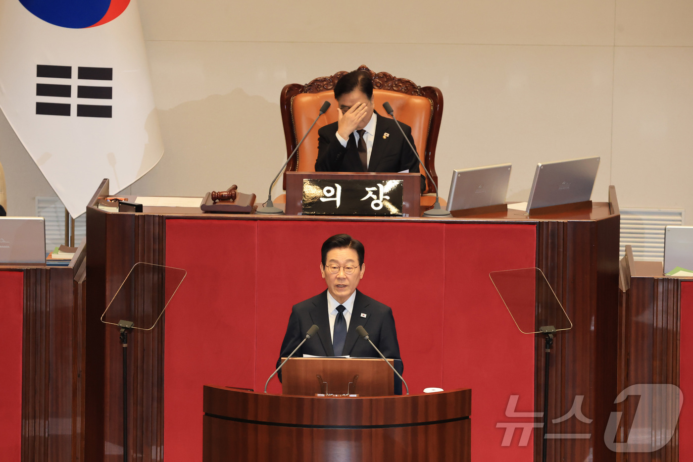 (서울=뉴스1) 국회사진기자단 = 이재명 대통령이 4일 서울 여의도 국회 본회의장에서 2026년도 예산안 및 기금운용계획안에 대한 시정연설을 하고 있다. 2025.11.4/뉴스1