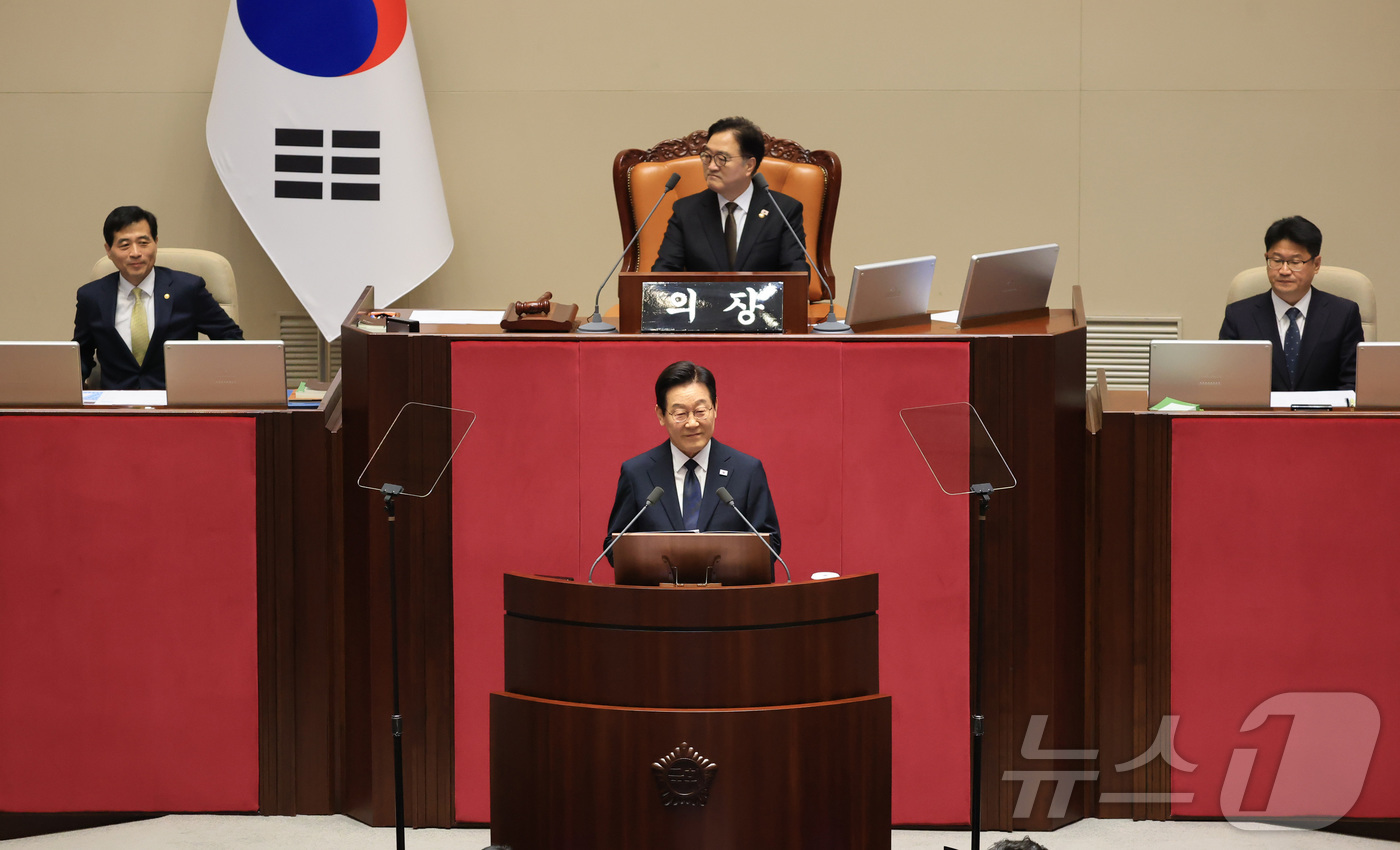 (서울=뉴스1) 국회사진기자단 = 이재명 대통령이 4일 서울 여의도 국회 본회의장에서 2026년도 예산안 및 기금운용계획안에 대한 시정연설을 하고 있다. 2025.11.4/뉴스1