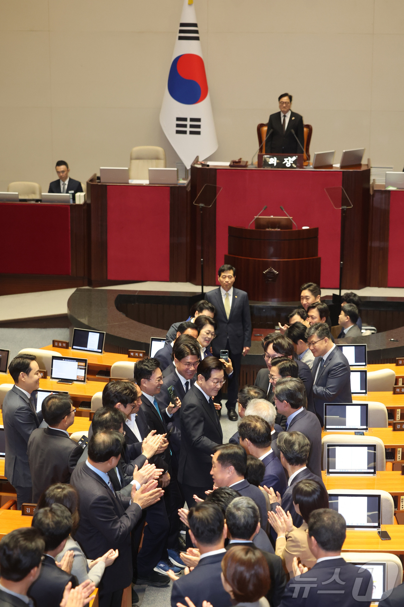 (서울=뉴스1) 국회사진기자단 = 이재명 대통령이 4일 오전 국회 본회의장에서 2026년도 예산안 및 기금운용계획안에 대한 시정연설을 하기 위해 입장하고 있다. 2025.11.4/ …