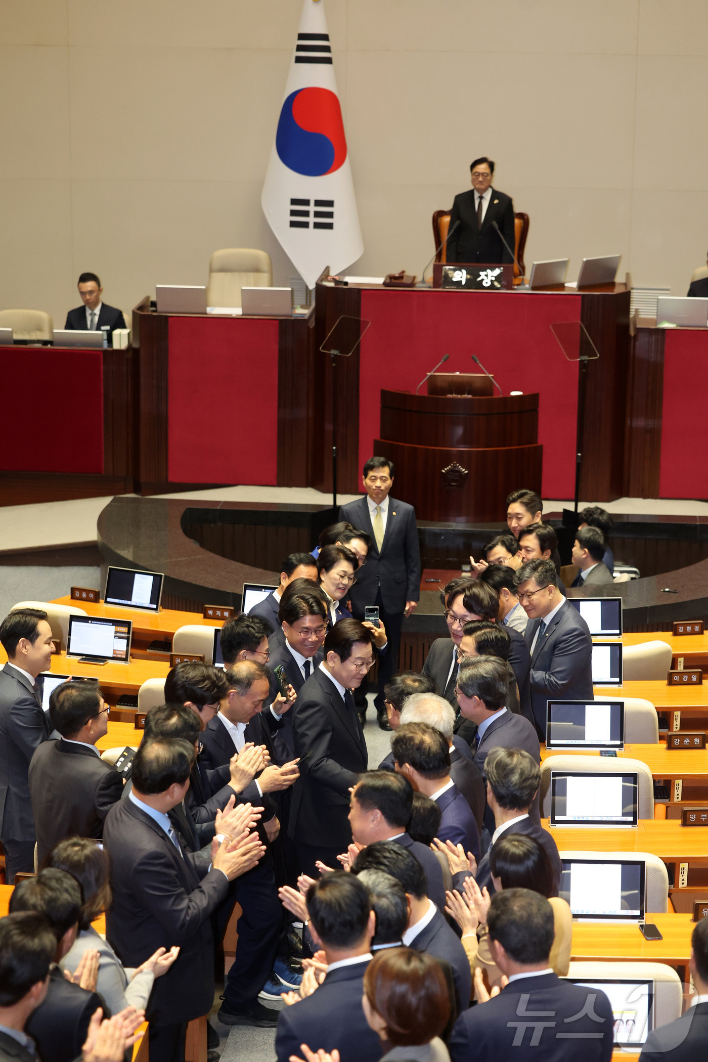 (서울=뉴스1) 국회사진기자단 = 이재명 대통령이 4일 2026년도 정부 예산안에 대한 시정연설을 하기 위해 국회 본회의장에 들어서며 더불어민주당 의원들과 인사하고 있다. 2025 …