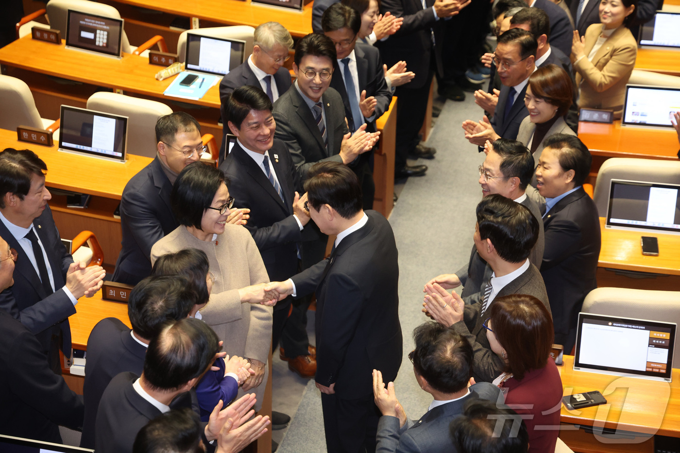 (서울=뉴스1) 국회사진기자단 = 이재명 대통령이 4일 2026년도 정부 예산안에 대한 시정연설을 하기 위해 국회 본회의장에 들어서며 더불어민주당 의원들과 인사하고 있다. 2025 …