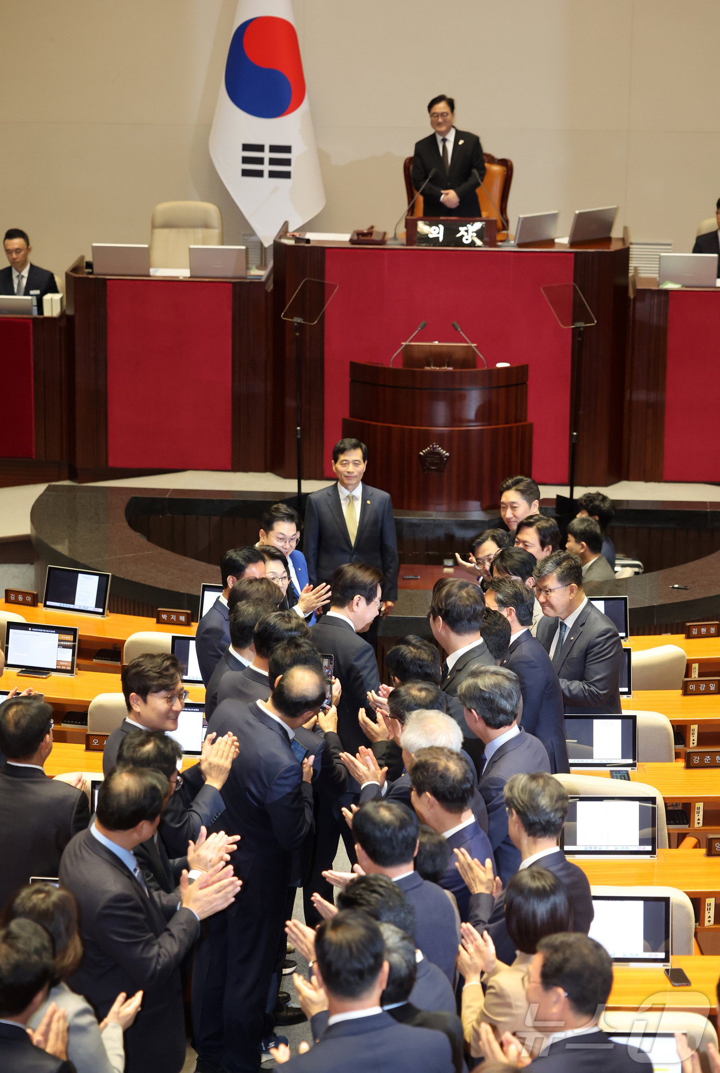 (서울=뉴스1) 국회사진기자단 = 이재명 대통령이 4일 2026년도 정부 예산안에 대한 시정연설을 하기 위해 국회 본회의장에 들어서며 더불어민주당 의원들과 인사하고 있다. 2025 …