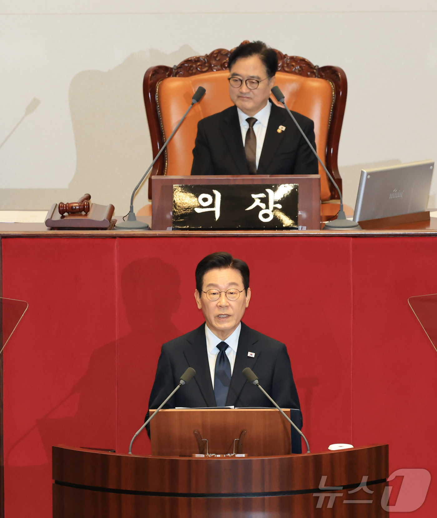 (서울=뉴스1) 국회사진기자단 = 이재명 대통령이 4일 서울 여의도 국회 본회의장에서 2026년도 예산안 및 기금운용계획안에 대한 시정연설을 하고 있다. 2025.11.4/뉴스1